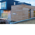 san josé rio negro construcción Casas prefabricadas en Uruguay: una opción moderna, rápida y accesible para tener vivienda propia Las casas prefabricadas en Uruguay se han convertido en una de las alternativas más buscadas por quienes desean construir su vivienda de forma rápida, eficiente y con costos más previsibles. En los últimos años, miles de familias han comenzado a interesarse por este sistema constructivo debido a sus múltiples ventajas, desde los tiempos reducidos de obra hasta la posibilidad de acceder a modelos financiados. Hoy existen diferentes sistemas de construcción prefabricada, incluyendo Casas prefabricadas importadas de China, soluciones de Casas prefabricadas Steel Framing Uruguay, viviendas realizadas con paneles aislantes y diversas opciones de Módulos prefabricados Uruguay adaptados a las necesidades de cada familia. En este artículo conocerás las principales ventajas de las casas prefabricadas, los tipos más comunes que se utilizan en Uruguay y por qué cada vez más personas consideran esta alternativa para cumplir el sueño de la vivienda propia. ¿Qué son las casas prefabricadas? Las casas prefabricadas son viviendas cuyos componentes principales se fabrican previamente en una planta industrial y luego se trasladan al terreno donde serán ensamblados. A diferencia de la construcción tradicional, gran parte del trabajo se realiza en un entorno controlado, lo que permite optimizar tiempos y reducir imprevistos. Actualmente existen modelos de distintos tamaños, diseños y materiales. Algunas viviendas llegan al terreno prácticamente terminadas, mientras que otras requieren un proceso de montaje más amplio. Gracias a la evolución de los sistemas constructivos, las casas prefabricadas modernas ofrecen comodidad, seguridad y una excelente calidad de terminación. Ventajas de las casas prefabricadas Construcción más rápida Una de las principales ventajas es la velocidad de ejecución. Mientras una obra tradicional puede extenderse durante muchos meses, una casa prefabricada suele completarse en un plazo considerablemente menor porque gran parte de la estructura ya fue fabricada previamente. Esto permite que las familias puedan planificar mejor su mudanza y reducir el tiempo de espera. Mayor control de costos Muchas personas valoran la posibilidad de conocer con mayor claridad el presupuesto antes de comenzar. Al utilizar procesos industrializados, suele existir una planificación más precisa de materiales y mano de obra. Esto ayuda a reducir cambios inesperados durante la construcción. Diseños modernos Las viviendas prefabricadas actuales ofrecen una amplia variedad de estilos arquitectónicos. Es posible encontrar diseños minimalistas, modernos, familiares, compactos o de mayores dimensiones. Además, muchas soluciones permiten futuras ampliaciones. Menor generación de residuos La fabricación industrial optimiza el uso de materiales y disminuye el desperdicio en comparación con algunas obras tradicionales. Esto representa una ventaja tanto económica como ambiental. Adaptación a diferentes terrenos Las casas prefabricadas pueden instalarse en diversos tipos de terrenos, siempre respetando los requisitos técnicos y normativos correspondientes. Por esta razón se utilizan tanto en zonas urbanas como rurales. Casas prefabricadas en Uruguay La demanda de Casas prefabricadas Uruguay continúa creciendo debido a que cada vez más personas buscan alternativas prácticas para construir. Los avances tecnológicos han permitido mejorar notablemente la calidad de los materiales, el aislamiento térmico y el confort interior. Actualmente es posible encontrar modelos para vivienda permanente, casas de descanso, oficinas, locales comerciales y múltiples aplicaciones adicionales. Además, existe una oferta cada vez más amplia de tamaños y configuraciones para adaptarse a diferentes presupuestos. Casas prefabricadas Steel Framing Uruguay Las Casas prefabricadas Steel Framing Uruguay representan una de las tecnologías constructivas que más interés generan actualmente. Este sistema utiliza perfiles de acero galvanizado que conforman la estructura principal de la vivienda. Entre sus características más valoradas se encuentran: Construcción precisa. Excelente estabilidad estructural. Flexibilidad de diseño. Buen desempeño térmico cuando se combina con materiales aislantes. Posibilidad de ampliaciones futuras. El Steel Framing se ha expandido en numerosos países y cada vez es más conocido dentro del mercado uruguayo. Casas prefabricadas Isopanel Uruguay Otra alternativa muy popular son las Casas prefabricadas Isopanel Uruguay. Los paneles aislantes permiten construir viviendas con buenas condiciones de confort térmico y acústico. Entre los beneficios más destacados se encuentran: Rapidez de instalación. Buen aislamiento. Menor mantenimiento. Terminaciones modernas. Eficiencia energética. Muchas familias consideran este tipo de construcción debido a la comodidad que brinda durante todo el año. Casas en Isopanel financiadas Una de las búsquedas que más ha crecido en internet es Casas en Isopanel financiadas. La financiación permite que más personas puedan acceder a una vivienda sin tener que realizar el desembolso total de manera inmediata. Dependiendo de cada proyecto, las condiciones pueden variar según el plan elegido y los requisitos establecidos. Por este motivo, muchas familias investigan las diferentes opciones disponibles antes de comenzar la construcción. Módulos prefabricados Uruguay Los Módulos prefabricados Uruguay son estructuras fabricadas previamente que pueden utilizarse para múltiples finalidades. Entre las aplicaciones más comunes encontramos: Viviendas permanentes. Casas de campo. Oficinas. Consultorios. Salones comerciales. Espacios de trabajo. La principal ventaja de los módulos es que permiten una instalación rápida y una gran flexibilidad para adaptarse a diferentes necesidades. Módulos prefabricados precios Cuando las personas investigan sobre Módulos prefabricados precios, generalmente buscan conocer cuánto puede costar una solución habitacional moderna. Los valores pueden variar según diversos factores: Tamaño del módulo. Materiales utilizados. Nivel de equipamiento. Ubicación del terreno. Terminaciones elegidas. Servicios incluidos. Por este motivo, cada proyecto suele requerir una evaluación específica para determinar su costo final. Casas prefabricadas importadas de China Las Casas prefabricadas importadas de China han despertado interés a nivel internacional debido al crecimiento de la fabricación industrializada. La producción a gran escala permite desarrollar soluciones habitacionales de diferentes dimensiones y características. Actualmente existen múltiples diseños orientados tanto a viviendas familiares como a proyectos comerciales y turísticos. La posibilidad de acceder a modelos variados es una de las razones por las que este tipo de construcción genera consultas frecuentes. Casas prefabricadas en Uruguay precios y fotos Muchas personas realizan búsquedas relacionadas con Casas prefabricadas en Uruguay precios y fotos para conocer ejemplos reales de viviendas ya construidas. Las imágenes permiten visualizar: Distribuciones interiores. Diseños exteriores. Opciones de terminación. Diferentes tamaños. Estilos arquitectónicos. Observar proyectos terminados ayuda a comprender mejor las posibilidades que ofrecen los sistemas prefabricados modernos. Casas prefabricadas en Uruguay baratas La búsqueda de Casas prefabricadas en Uruguay baratas suele estar vinculada a familias que desean optimizar su presupuesto. Las viviendas prefabricadas permiten encontrar soluciones para distintos niveles de inversión, desde modelos compactos hasta proyectos de mayor tamaño. Además, la planificación industrial puede contribuir a reducir algunos costos asociados a los tiempos prolongados de obra. Casa prefabricada 40 m2 precio Otra consulta frecuente es Casa prefabricada 40 m2 precio. Las viviendas de aproximadamente 40 metros cuadrados suelen resultar atractivas para: Parejas. Personas solas. Casas de descanso. Inversores turísticos. Viviendas secundarias. Su tamaño compacto facilita la optimización de espacios y permite desarrollar diseños funcionales que aprovechan cada metro disponible. Casas prefabricadas Uruguay financiadas Las Casas prefabricadas Uruguay financiadas representan una alternativa muy buscada por quienes desean acceder a una vivienda propia mediante pagos planificados. La financiación permite distribuir la inversión en diferentes etapas o cuotas, facilitando el acceso a proyectos que de otra manera podrían resultar más difíciles de concretar. Por esta razón, muchas personas consideran esta modalidad al momento de evaluar opciones de vivienda. Casas prefabricadas de madera en Uruguay precios Las Casas prefabricadas de madera en Uruguay precios continúan despertando interés debido al aspecto cálido y natural que ofrece este material. La madera ha sido utilizada durante generaciones en la construcción de viviendas y sigue siendo una opción valorada por muchas familias. Entre sus principales características destacan: Estética agradable. Ambientes acogedores. Versatilidad de diseño. Posibilidad de personalización. Los modelos disponibles abarcan desde pequeñas cabañas hasta viviendas familiares de mayor tamaño. Casas prefabricadas de hormigón precios y fotos Las búsquedas relacionadas con Casas prefabricadas de hormigón precios y fotos también son muy frecuentes. El hormigón prefabricado permite fabricar componentes estructurales en planta para luego ensamblarlos en el terreno. Este sistema se utiliza en numerosos proyectos residenciales debido a su capacidad para ofrecer soluciones modernas y eficientes. Las fotografías de obras terminadas ayudan a apreciar la variedad de diseños disponibles actualmente. Eficiencia energética y confort Uno de los aspectos más valorados en las viviendas modernas es la eficiencia energética. Las casas prefabricadas actuales suelen incorporar soluciones destinadas a mejorar el aislamiento térmico y reducir el consumo energético. Esto puede traducirse en: Mayor confort interior. Menor necesidad de calefacción. Mejor aprovechamiento de la energía. Ambientes agradables durante todo el año. La combinación de diseño y tecnología permite obtener viviendas cómodas y funcionales. Posibilidad de ampliación Muchas personas comienzan con una vivienda de dimensiones moderadas y posteriormente desean ampliar los espacios. Numeros sistemas prefabricados permiten planificar futuras extensiones de manera relativamente sencilla. Esta flexibilidad representa una ventaja importante para familias que prevén cambios en sus necesidades habitacionales. Diseños para todos los estilos de vida Actualmente existe una enorme variedad de propuestas dentro del mercado de las casas prefabricadas. Es posible encontrar: Viviendas compactas. Casas familiares. Modelos contemporáneos. Diseños minimalistas. Casas rurales. Proyectos turísticos. Espacios multifuncionales. La diversidad de opciones permite adaptar cada proyecto a las preferencias de sus futuros propietarios. Una tendencia que sigue creciendo Las casas prefabricadas continúan ganando popularidad en Uruguay y en muchos otros países. La combinación de rapidez constructiva, planificación eficiente, variedad de diseños y flexibilidad ha impulsado el interés de miles de personas que buscan una alternativa moderna para construir. Ya sea mediante Casas prefabricadas Steel Framing Uruguay, Casas prefabricadas Isopanel Uruguay, Módulos prefabricados Uruguay, Casas en Isopanel financiadas o incluso Casas prefabricadas importadas de China, las opciones disponibles son cada vez más amplias.