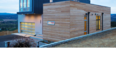 san josé rio negro construcción Casas prefabricadas en Uruguay: una opción moderna, rápida y accesible para tener vivienda propia Las casas prefabricadas en Uruguay se han convertido en una de las alternativas más buscadas por quienes desean construir su vivienda de forma rápida, eficiente y con costos más previsibles. En los últimos años, miles de familias han comenzado a interesarse por este sistema constructivo debido a sus múltiples ventajas, desde los tiempos reducidos de obra hasta la posibilidad de acceder a modelos financiados. Hoy existen diferentes sistemas de construcción prefabricada, incluyendo Casas prefabricadas importadas de China, soluciones de Casas prefabricadas Steel Framing Uruguay, viviendas realizadas con paneles aislantes y diversas opciones de Módulos prefabricados Uruguay adaptados a las necesidades de cada familia. En este artículo conocerás las principales ventajas de las casas prefabricadas, los tipos más comunes que se utilizan en Uruguay y por qué cada vez más personas consideran esta alternativa para cumplir el sueño de la vivienda propia. ¿Qué son las casas prefabricadas? Las casas prefabricadas son viviendas cuyos componentes principales se fabrican previamente en una planta industrial y luego se trasladan al terreno donde serán ensamblados. A diferencia de la construcción tradicional, gran parte del trabajo se realiza en un entorno controlado, lo que permite optimizar tiempos y reducir imprevistos. Actualmente existen modelos de distintos tamaños, diseños y materiales. Algunas viviendas llegan al terreno prácticamente terminadas, mientras que otras requieren un proceso de montaje más amplio. Gracias a la evolución de los sistemas constructivos, las casas prefabricadas modernas ofrecen comodidad, seguridad y una excelente calidad de terminación. Ventajas de las casas prefabricadas Construcción más rápida Una de las principales ventajas es la velocidad de ejecución. Mientras una obra tradicional puede extenderse durante muchos meses, una casa prefabricada suele completarse en un plazo considerablemente menor porque gran parte de la estructura ya fue fabricada previamente. Esto permite que las familias puedan planificar mejor su mudanza y reducir el tiempo de espera. Mayor control de costos Muchas personas valoran la posibilidad de conocer con mayor claridad el presupuesto antes de comenzar. Al utilizar procesos industrializados, suele existir una planificación más precisa de materiales y mano de obra. Esto ayuda a reducir cambios inesperados durante la construcción. Diseños modernos Las viviendas prefabricadas actuales ofrecen una amplia variedad de estilos arquitectónicos. Es posible encontrar diseños minimalistas, modernos, familiares, compactos o de mayores dimensiones. Además, muchas soluciones permiten futuras ampliaciones. Menor generación de residuos La fabricación industrial optimiza el uso de materiales y disminuye el desperdicio en comparación con algunas obras tradicionales. Esto representa una ventaja tanto económica como ambiental. Adaptación a diferentes terrenos Las casas prefabricadas pueden instalarse en diversos tipos de terrenos, siempre respetando los requisitos técnicos y normativos correspondientes. Por esta razón se utilizan tanto en zonas urbanas como rurales. Casas prefabricadas en Uruguay La demanda de Casas prefabricadas Uruguay continúa creciendo debido a que cada vez más personas buscan alternativas prácticas para construir. Los avances tecnológicos han permitido mejorar notablemente la calidad de los materiales, el aislamiento térmico y el confort interior. Actualmente es posible encontrar modelos para vivienda permanente, casas de descanso, oficinas, locales comerciales y múltiples aplicaciones adicionales. Además, existe una oferta cada vez más amplia de tamaños y configuraciones para adaptarse a diferentes presupuestos. Casas prefabricadas Steel Framing Uruguay Las Casas prefabricadas Steel Framing Uruguay representan una de las tecnologías constructivas que más interés generan actualmente. Este sistema utiliza perfiles de acero galvanizado que conforman la estructura principal de la vivienda. Entre sus características más valoradas se encuentran: Construcción precisa. Excelente estabilidad estructural. Flexibilidad de diseño. Buen desempeño térmico cuando se combina con materiales aislantes. Posibilidad de ampliaciones futuras. El Steel Framing se ha expandido en numerosos países y cada vez es más conocido dentro del mercado uruguayo. Casas prefabricadas Isopanel Uruguay Otra alternativa muy popular son las Casas prefabricadas Isopanel Uruguay. Los paneles aislantes permiten construir viviendas con buenas condiciones de confort térmico y acústico. Entre los beneficios más destacados se encuentran: Rapidez de instalación. Buen aislamiento. Menor mantenimiento. Terminaciones modernas. Eficiencia energética. Muchas familias consideran este tipo de construcción debido a la comodidad que brinda durante todo el año. Casas en Isopanel financiadas Una de las búsquedas que más ha crecido en internet es Casas en Isopanel financiadas. La financiación permite que más personas puedan acceder a una vivienda sin tener que realizar el desembolso total de manera inmediata. Dependiendo de cada proyecto, las condiciones pueden variar según el plan elegido y los requisitos establecidos. Por este motivo, muchas familias investigan las diferentes opciones disponibles antes de comenzar la construcción. Módulos prefabricados Uruguay Los Módulos prefabricados Uruguay son estructuras fabricadas previamente que pueden utilizarse para múltiples finalidades. Entre las aplicaciones más comunes encontramos: Viviendas permanentes. Casas de campo. Oficinas. Consultorios. Salones comerciales. Espacios de trabajo. La principal ventaja de los módulos es que permiten una instalación rápida y una gran flexibilidad para adaptarse a diferentes necesidades. Módulos prefabricados precios Cuando las personas investigan sobre Módulos prefabricados precios, generalmente buscan conocer cuánto puede costar una solución habitacional moderna. Los valores pueden variar según diversos factores: Tamaño del módulo. Materiales utilizados. Nivel de equipamiento. Ubicación del terreno. Terminaciones elegidas. Servicios incluidos. Por este motivo, cada proyecto suele requerir una evaluación específica para determinar su costo final. Casas prefabricadas importadas de China Las Casas prefabricadas importadas de China han despertado interés a nivel internacional debido al crecimiento de la fabricación industrializada. La producción a gran escala permite desarrollar soluciones habitacionales de diferentes dimensiones y características. Actualmente existen múltiples diseños orientados tanto a viviendas familiares como a proyectos comerciales y turísticos. La posibilidad de acceder a modelos variados es una de las razones por las que este tipo de construcción genera consultas frecuentes. Casas prefabricadas en Uruguay precios y fotos Muchas personas realizan búsquedas relacionadas con Casas prefabricadas en Uruguay precios y fotos para conocer ejemplos reales de viviendas ya construidas. Las imágenes permiten visualizar: Distribuciones interiores. Diseños exteriores. Opciones de terminación. Diferentes tamaños. Estilos arquitectónicos. Observar proyectos terminados ayuda a comprender mejor las posibilidades que ofrecen los sistemas prefabricados modernos. Casas prefabricadas en Uruguay baratas La búsqueda de Casas prefabricadas en Uruguay baratas suele estar vinculada a familias que desean optimizar su presupuesto. Las viviendas prefabricadas permiten encontrar soluciones para distintos niveles de inversión, desde modelos compactos hasta proyectos de mayor tamaño. Además, la planificación industrial puede contribuir a reducir algunos costos asociados a los tiempos prolongados de obra. Casa prefabricada 40 m2 precio Otra consulta frecuente es Casa prefabricada 40 m2 precio. Las viviendas de aproximadamente 40 metros cuadrados suelen resultar atractivas para: Parejas. Personas solas. Casas de descanso. Inversores turísticos. Viviendas secundarias. Su tamaño compacto facilita la optimización de espacios y permite desarrollar diseños funcionales que aprovechan cada metro disponible. Casas prefabricadas Uruguay financiadas Las Casas prefabricadas Uruguay financiadas representan una alternativa muy buscada por quienes desean acceder a una vivienda propia mediante pagos planificados. La financiación permite distribuir la inversión en diferentes etapas o cuotas, facilitando el acceso a proyectos que de otra manera podrían resultar más difíciles de concretar. Por esta razón, muchas personas consideran esta modalidad al momento de evaluar opciones de vivienda. Casas prefabricadas de madera en Uruguay precios Las Casas prefabricadas de madera en Uruguay precios continúan despertando interés debido al aspecto cálido y natural que ofrece este material. La madera ha sido utilizada durante generaciones en la construcción de viviendas y sigue siendo una opción valorada por muchas familias. Entre sus principales características destacan: Estética agradable. Ambientes acogedores. Versatilidad de diseño. Posibilidad de personalización. Los modelos disponibles abarcan desde pequeñas cabañas hasta viviendas familiares de mayor tamaño. Casas prefabricadas de hormigón precios y fotos Las búsquedas relacionadas con Casas prefabricadas de hormigón precios y fotos también son muy frecuentes. El hormigón prefabricado permite fabricar componentes estructurales en planta para luego ensamblarlos en el terreno. Este sistema se utiliza en numerosos proyectos residenciales debido a su capacidad para ofrecer soluciones modernas y eficientes. Las fotografías de obras terminadas ayudan a apreciar la variedad de diseños disponibles actualmente. Eficiencia energética y confort Uno de los aspectos más valorados en las viviendas modernas es la eficiencia energética. Las casas prefabricadas actuales suelen incorporar soluciones destinadas a mejorar el aislamiento térmico y reducir el consumo energético. Esto puede traducirse en: Mayor confort interior. Menor necesidad de calefacción. Mejor aprovechamiento de la energía. Ambientes agradables durante todo el año. La combinación de diseño y tecnología permite obtener viviendas cómodas y funcionales. Posibilidad de ampliación Muchas personas comienzan con una vivienda de dimensiones moderadas y posteriormente desean ampliar los espacios. Numeros sistemas prefabricados permiten planificar futuras extensiones de manera relativamente sencilla. Esta flexibilidad representa una ventaja importante para familias que prevén cambios en sus necesidades habitacionales. Diseños para todos los estilos de vida Actualmente existe una enorme variedad de propuestas dentro del mercado de las casas prefabricadas. Es posible encontrar: Viviendas compactas. Casas familiares. Modelos contemporáneos. Diseños minimalistas. Casas rurales. Proyectos turísticos. Espacios multifuncionales. La diversidad de opciones permite adaptar cada proyecto a las preferencias de sus futuros propietarios. Una tendencia que sigue creciendo Las casas prefabricadas continúan ganando popularidad en Uruguay y en muchos otros países. La combinación de rapidez constructiva, planificación eficiente, variedad de diseños y flexibilidad ha impulsado el interés de miles de personas que buscan una alternativa moderna para construir. Ya sea mediante Casas prefabricadas Steel Framing Uruguay, Casas prefabricadas Isopanel Uruguay, Módulos prefabricados Uruguay, Casas en Isopanel financiadas o incluso Casas prefabricadas importadas de China, las opciones disponibles son cada vez más amplias.