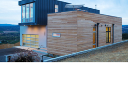 san josé rio negro construcción Casas prefabricadas en Uruguay: una opción moderna, rápida y accesible para tener vivienda propia Las casas prefabricadas en Uruguay se han convertido en una de las alternativas más buscadas por quienes desean construir su vivienda de forma rápida, eficiente y con costos más previsibles. En los últimos años, miles de familias han comenzado a interesarse por este sistema constructivo debido a sus múltiples ventajas, desde los tiempos reducidos de obra hasta la posibilidad de acceder a modelos financiados. Hoy existen diferentes sistemas de construcción prefabricada, incluyendo Casas prefabricadas importadas de China, soluciones de Casas prefabricadas Steel Framing Uruguay, viviendas realizadas con paneles aislantes y diversas opciones de Módulos prefabricados Uruguay adaptados a las necesidades de cada familia. En este artículo conocerás las principales ventajas de las casas prefabricadas, los tipos más comunes que se utilizan en Uruguay y por qué cada vez más personas consideran esta alternativa para cumplir el sueño de la vivienda propia. ¿Qué son las casas prefabricadas? Las casas prefabricadas son viviendas cuyos componentes principales se fabrican previamente en una planta industrial y luego se trasladan al terreno donde serán ensamblados. A diferencia de la construcción tradicional, gran parte del trabajo se realiza en un entorno controlado, lo que permite optimizar tiempos y reducir imprevistos. Actualmente existen modelos de distintos tamaños, diseños y materiales. Algunas viviendas llegan al terreno prácticamente terminadas, mientras que otras requieren un proceso de montaje más amplio. Gracias a la evolución de los sistemas constructivos, las casas prefabricadas modernas ofrecen comodidad, seguridad y una excelente calidad de terminación. Ventajas de las casas prefabricadas Construcción más rápida Una de las principales ventajas es la velocidad de ejecución. Mientras una obra tradicional puede extenderse durante muchos meses, una casa prefabricada suele completarse en un plazo considerablemente menor porque gran parte de la estructura ya fue fabricada previamente. Esto permite que las familias puedan planificar mejor su mudanza y reducir el tiempo de espera. Mayor control de costos Muchas personas valoran la posibilidad de conocer con mayor claridad el presupuesto antes de comenzar. Al utilizar procesos industrializados, suele existir una planificación más precisa de materiales y mano de obra. Esto ayuda a reducir cambios inesperados durante la construcción. Diseños modernos Las viviendas prefabricadas actuales ofrecen una amplia variedad de estilos arquitectónicos. Es posible encontrar diseños minimalistas, modernos, familiares, compactos o de mayores dimensiones. Además, muchas soluciones permiten futuras ampliaciones. Menor generación de residuos La fabricación industrial optimiza el uso de materiales y disminuye el desperdicio en comparación con algunas obras tradicionales. Esto representa una ventaja tanto económica como ambiental. Adaptación a diferentes terrenos Las casas prefabricadas pueden instalarse en diversos tipos de terrenos, siempre respetando los requisitos técnicos y normativos correspondientes. Por esta razón se utilizan tanto en zonas urbanas como rurales. Casas prefabricadas en Uruguay La demanda de Casas prefabricadas Uruguay continúa creciendo debido a que cada vez más personas buscan alternativas prácticas para construir. Los avances tecnológicos han permitido mejorar notablemente la calidad de los materiales, el aislamiento térmico y el confort interior. Actualmente es posible encontrar modelos para vivienda permanente, casas de descanso, oficinas, locales comerciales y múltiples aplicaciones adicionales. Además, existe una oferta cada vez más amplia de tamaños y configuraciones para adaptarse a diferentes presupuestos. Casas prefabricadas Steel Framing Uruguay Las Casas prefabricadas Steel Framing Uruguay representan una de las tecnologías constructivas que más interés generan actualmente. Este sistema utiliza perfiles de acero galvanizado que conforman la estructura principal de la vivienda. Entre sus características más valoradas se encuentran: Construcción precisa. Excelente estabilidad estructural. Flexibilidad de diseño. Buen desempeño térmico cuando se combina con materiales aislantes. Posibilidad de ampliaciones futuras. El Steel Framing se ha expandido en numerosos países y cada vez es más conocido dentro del mercado uruguayo. Casas prefabricadas Isopanel Uruguay Otra alternativa muy popular son las Casas prefabricadas Isopanel Uruguay. Los paneles aislantes permiten construir viviendas con buenas condiciones de confort térmico y acústico. Entre los beneficios más destacados se encuentran: Rapidez de instalación. Buen aislamiento. Menor mantenimiento. Terminaciones modernas. Eficiencia energética. Muchas familias consideran este tipo de construcción debido a la comodidad que brinda durante todo el año. Casas en Isopanel financiadas Una de las búsquedas que más ha crecido en internet es Casas en Isopanel financiadas. La financiación permite que más personas puedan acceder a una vivienda sin tener que realizar el desembolso total de manera inmediata. Dependiendo de cada proyecto, las condiciones pueden variar según el plan elegido y los requisitos establecidos. Por este motivo, muchas familias investigan las diferentes opciones disponibles antes de comenzar la construcción. Módulos prefabricados Uruguay Los Módulos prefabricados Uruguay son estructuras fabricadas previamente que pueden utilizarse para múltiples finalidades. Entre las aplicaciones más comunes encontramos: Viviendas permanentes. Casas de campo. Oficinas. Consultorios. Salones comerciales. Espacios de trabajo. La principal ventaja de los módulos es que permiten una instalación rápida y una gran flexibilidad para adaptarse a diferentes necesidades. Módulos prefabricados precios Cuando las personas investigan sobre Módulos prefabricados precios, generalmente buscan conocer cuánto puede costar una solución habitacional moderna. Los valores pueden variar según diversos factores: Tamaño del módulo. Materiales utilizados. Nivel de equipamiento. Ubicación del terreno. Terminaciones elegidas. Servicios incluidos. Por este motivo, cada proyecto suele requerir una evaluación específica para determinar su costo final. Casas prefabricadas importadas de China Las Casas prefabricadas importadas de China han despertado interés a nivel internacional debido al crecimiento de la fabricación industrializada. La producción a gran escala permite desarrollar soluciones habitacionales de diferentes dimensiones y características. Actualmente existen múltiples diseños orientados tanto a viviendas familiares como a proyectos comerciales y turísticos. La posibilidad de acceder a modelos variados es una de las razones por las que este tipo de construcción genera consultas frecuentes. Casas prefabricadas en Uruguay precios y fotos Muchas personas realizan búsquedas relacionadas con Casas prefabricadas en Uruguay precios y fotos para conocer ejemplos reales de viviendas ya construidas. Las imágenes permiten visualizar: Distribuciones interiores. Diseños exteriores. Opciones de terminación. Diferentes tamaños. Estilos arquitectónicos. Observar proyectos terminados ayuda a comprender mejor las posibilidades que ofrecen los sistemas prefabricados modernos. Casas prefabricadas en Uruguay baratas La búsqueda de Casas prefabricadas en Uruguay baratas suele estar vinculada a familias que desean optimizar su presupuesto. Las viviendas prefabricadas permiten encontrar soluciones para distintos niveles de inversión, desde modelos compactos hasta proyectos de mayor tamaño. Además, la planificación industrial puede contribuir a reducir algunos costos asociados a los tiempos prolongados de obra. Casa prefabricada 40 m2 precio Otra consulta frecuente es Casa prefabricada 40 m2 precio. Las viviendas de aproximadamente 40 metros cuadrados suelen resultar atractivas para: Parejas. Personas solas. Casas de descanso. Inversores turísticos. Viviendas secundarias. Su tamaño compacto facilita la optimización de espacios y permite desarrollar diseños funcionales que aprovechan cada metro disponible. Casas prefabricadas Uruguay financiadas Las Casas prefabricadas Uruguay financiadas representan una alternativa muy buscada por quienes desean acceder a una vivienda propia mediante pagos planificados. La financiación permite distribuir la inversión en diferentes etapas o cuotas, facilitando el acceso a proyectos que de otra manera podrían resultar más difíciles de concretar. Por esta razón, muchas personas consideran esta modalidad al momento de evaluar opciones de vivienda. Casas prefabricadas de madera en Uruguay precios Las Casas prefabricadas de madera en Uruguay precios continúan despertando interés debido al aspecto cálido y natural que ofrece este material. La madera ha sido utilizada durante generaciones en la construcción de viviendas y sigue siendo una opción valorada por muchas familias. Entre sus principales características destacan: Estética agradable. Ambientes acogedores. Versatilidad de diseño. Posibilidad de personalización. Los modelos disponibles abarcan desde pequeñas cabañas hasta viviendas familiares de mayor tamaño. Casas prefabricadas de hormigón precios y fotos Las búsquedas relacionadas con Casas prefabricadas de hormigón precios y fotos también son muy frecuentes. El hormigón prefabricado permite fabricar componentes estructurales en planta para luego ensamblarlos en el terreno. Este sistema se utiliza en numerosos proyectos residenciales debido a su capacidad para ofrecer soluciones modernas y eficientes. Las fotografías de obras terminadas ayudan a apreciar la variedad de diseños disponibles actualmente. Eficiencia energética y confort Uno de los aspectos más valorados en las viviendas modernas es la eficiencia energética. Las casas prefabricadas actuales suelen incorporar soluciones destinadas a mejorar el aislamiento térmico y reducir el consumo energético. Esto puede traducirse en: Mayor confort interior. Menor necesidad de calefacción. Mejor aprovechamiento de la energía. Ambientes agradables durante todo el año. La combinación de diseño y tecnología permite obtener viviendas cómodas y funcionales. Posibilidad de ampliación Muchas personas comienzan con una vivienda de dimensiones moderadas y posteriormente desean ampliar los espacios. Numeros sistemas prefabricados permiten planificar futuras extensiones de manera relativamente sencilla. Esta flexibilidad representa una ventaja importante para familias que prevén cambios en sus necesidades habitacionales. Diseños para todos los estilos de vida Actualmente existe una enorme variedad de propuestas dentro del mercado de las casas prefabricadas. Es posible encontrar: Viviendas compactas. Casas familiares. Modelos contemporáneos. Diseños minimalistas. Casas rurales. Proyectos turísticos. Espacios multifuncionales. La diversidad de opciones permite adaptar cada proyecto a las preferencias de sus futuros propietarios. Una tendencia que sigue creciendo Las casas prefabricadas continúan ganando popularidad en Uruguay y en muchos otros países. La combinación de rapidez constructiva, planificación eficiente, variedad de diseños y flexibilidad ha impulsado el interés de miles de personas que buscan una alternativa moderna para construir. Ya sea mediante Casas prefabricadas Steel Framing Uruguay, Casas prefabricadas Isopanel Uruguay, Módulos prefabricados Uruguay, Casas en Isopanel financiadas o incluso Casas prefabricadas importadas de China, las opciones disponibles son cada vez más amplias.