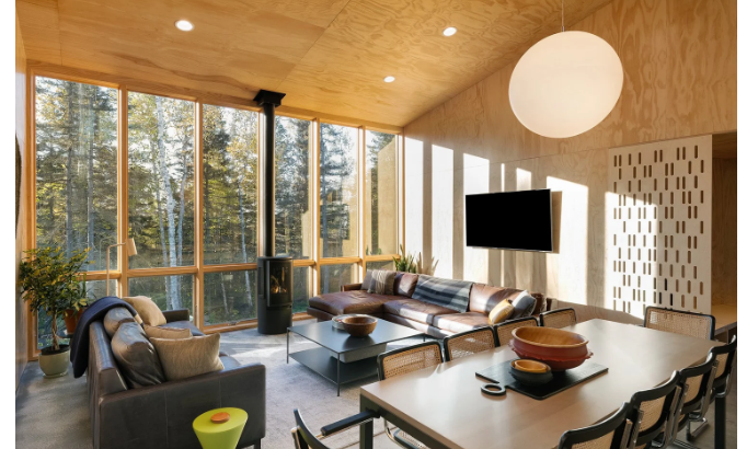 Valor de las Casas Prefabricadas en Chile: diseño, comodidad y nuevas formas de construir Las casas prefabricadas han experimentado un importante crecimiento en Chile durante los últimos años. Cada vez más familias buscan alternativas modernas para construir una vivienda cómoda, funcional y adaptada a diferentes estilos de vida. Gracias a los avances en diseño, arquitectura y sistemas constructivos, estas viviendas se han transformado en una opción muy valorada tanto en zonas urbanas como rurales. Cuando las personas buscan información sobre Valor casas prefabricadas precios y fotos Chile, generalmente desean conocer modelos, estilos arquitectónicos y las características que hacen atractivas a estas construcciones. Actualmente existe una amplia variedad de opciones que permiten desarrollar proyectos personalizados para distintos tamaños de terreno y necesidades familiares. El crecimiento de las casas prefabricadas en Chile La construcción prefabricada ha evolucionado notablemente. Hoy es posible encontrar viviendas con diseños contemporáneos, espacios bien distribuidos y una estética moderna que se adapta perfectamente a los gustos actuales. Las búsquedas relacionadas con Modelos de casas prefabricadas en Chile han aumentado debido al interés por viviendas que combinen funcionalidad, comodidad y una apariencia atractiva. Entre las características más valoradas se encuentran: Ambientes amplios. Diseño moderno. Buena iluminación natural. Espacios integrados. Adaptación a distintos terrenos. Posibilidad de personalización. Estas cualidades permiten que cada proyecto se ajuste a las necesidades específicas de cada familia. Diseños para distintos estilos de vida Uno de los mayores atractivos de las viviendas prefabricadas es la gran variedad de modelos disponibles. Actualmente es posible encontrar: Casas de estilo moderno. Viviendas minimalistas. Diseños de inspiración nórdica. Casas de campo contemporáneas. Proyectos familiares de varios dormitorios. Viviendas compactas para terrenos pequeños. La diversidad de propuestas arquitectónicas ha convertido a las casas prefabricadas en una alternativa cada vez más popular en todo Chile. Casas prefabricadas lindas y baratas: una tendencia que sigue creciendo Las búsquedas relacionadas con Casas prefabricadas lindas y baratas reflejan una realidad cada vez más evidente: las personas buscan viviendas que no solo sean funcionales, sino también atractivas visualmente. Actualmente los diseños modernos permiten incorporar: Fachadas elegantes. Grandes ventanales. Terrazas. Espacios abiertos. Integración con jardines. Ambientes luminosos. El resultado son hogares acogedores que ofrecen una excelente experiencia de vida para toda la familia. Espacios pensados para la comodidad diaria La arquitectura moderna busca crear viviendas donde cada ambiente tenga una función clara y contribuya al bienestar de quienes las habitan. Por este motivo, muchos proyectos incorporan: Cocinas integradas. Comedores amplios. Living conectado con espacios exteriores. Dormitorios funcionales. Áreas de trabajo o estudio. Esta distribución favorece una circulación más cómoda y permite aprovechar mejor cada metro disponible. Casas prefabricadas Chile baratas y la búsqueda de soluciones habitacionales modernas Cuando las personas investigan sobre Casas prefabricadas Chile baratas, generalmente buscan alternativas que les permitan acceder a una vivienda confortable y adaptada a las necesidades actuales. Más allá de cualquier aspecto económico, estas viviendas destacan por: Flexibilidad de diseño. Rapidez de ejecución. Adaptabilidad. Aprovechamiento del espacio. Posibilidad de crecimiento futuro. Estos factores han contribuido a que las casas prefabricadas sean consideradas una excelente opción para familias de diferentes perfiles. La importancia de la luz natural La iluminación natural es uno de los elementos más valorados en la arquitectura contemporánea. Por esta razón, muchos proyectos incorporan: Ventanales panorámicos. Puertas corredizas. Techos altos. Ambientes abiertos. La entrada de luz natural genera una sensación de amplitud que mejora significativamente la calidad de vida dentro del hogar. Modelos de casas prefabricadas en Chile para distintos terrenos Chile posee una gran diversidad geográfica. Desde zonas costeras hasta sectores cordilleranos, pasando por áreas urbanas y rurales, cada región presenta características particulares. Los distintos Modelos de casas prefabricadas en Chile permiten adaptarse a: Parcelas. Lotes urbanos. Terrenos rurales. Sectores turísticos. Entornos naturales. Esta versatilidad es una de las razones por las cuales el sistema prefabricado continúa creciendo en todo el país. Casas prefabricadas kit completo precio y la personalización del proyecto Las búsquedas relacionadas con Casas prefabricadas kit completo precio suelen estar vinculadas a personas interesadas en conocer alternativas constructivas modernas. Lo más importante en estos proyectos es la posibilidad de adaptar la vivienda a las preferencias de cada familia. Entre las opciones de personalización más frecuentes se encuentran: Cantidad de dormitorios. Distribución de ambientes. Espacios exteriores. Diseño de fachadas. Tipos de cubiertas. Terminaciones interiores. Esta flexibilidad permite crear hogares únicos y completamente personalizados. Viviendas que se integran con el entorno Una tendencia cada vez más fuerte en arquitectura es la integración entre vivienda y naturaleza. Las casas prefabricadas modernas suelen incorporar elementos que favorecen esa conexión. Entre ellos destacan: Terrazas amplias. Galerías. Decks exteriores. Jardines. Ventanales con vistas panorámicas. Estos espacios permiten disfrutar mejor del paisaje y generar ambientes más agradables para toda la familia. Casas prefabricadas llave en mano precios y modelos Las consultas relacionadas con Casas prefabricadas llave en mano precios y modelos suelen reflejar el interés por soluciones habitacionales completas y funcionales. Actualmente existe una amplia variedad de propuestas arquitectónicas que incluyen: Casas familiares. Viviendas modernas. Diseños minimalistas. Proyectos contemporáneos. Modelos con espacios abiertos. La posibilidad de elegir entre diferentes estilos permite encontrar opciones acordes a cada necesidad. Ambientes preparados para el futuro Las necesidades familiares cambian con el paso del tiempo. Por ello, muchas viviendas modernas se diseñan pensando en la posibilidad de futuras adaptaciones. Esto permite: Incorporar nuevos dormitorios. Ampliar áreas sociales. Crear espacios de trabajo. Adaptar ambientes para distintos usos. La flexibilidad es una de las principales ventajas que ofrecen los sistemas constructivos actuales. Casas prefabricadas la Serena precios y modelos La ciudad de La Serena se ha convertido en uno de los lugares donde existe un creciente interés por este tipo de viviendas. Las búsquedas relacionadas con Casas prefabricadas la Serena precios y modelos suelen estar vinculadas a personas que buscan aprovechar las ventajas de vivir cerca del mar y disfrutar de un clima agradable durante gran parte del año. Las viviendas prefabricadas permiten desarrollar proyectos adaptados a este entorno mediante: Espacios exteriores. Terrazas. Ambientes luminosos. Diseños abiertos. Integración con jardines. Estas características favorecen un estilo de vida cómodo y conectado con el entorno. Estética moderna y diseño contemporáneo Las viviendas prefabricadas actuales destacan por su apariencia moderna y atractiva. Los diseños contemporáneos incorporan: Líneas limpias. Fachadas elegantes. Grandes superficies vidriadas. Materiales modernos. Ambientes abiertos. Gracias a estas características, las casas prefabricadas se han convertido en una alternativa muy valorada por quienes buscan una vivienda con identidad propia. Casas prefabricadas llave en mano baratas y la búsqueda de practicidad Las consultas relacionadas con Casas prefabricadas llave en mano baratas reflejan el interés por soluciones habitacionales prácticas y eficientes. Las familias valoran especialmente aspectos como: Comodidad. Funcionalidad. Organización de espacios. Adaptación a distintos estilos de vida. Posibilidad de personalización. Estos elementos contribuyen a crear hogares pensados para el bienestar diario. Espacios exteriores para disfrutar en familia La vida moderna ha aumentado el interés por contar con espacios al aire libre dentro del hogar. Por ello, muchos proyectos incluyen: Patios. Terrazas. Quinchos. Áreas recreativas. Jardines. Estos sectores permiten disfrutar reuniones familiares, momentos de descanso y actividades recreativas sin salir de casa. Innovación y evolución de la construcción prefabricada La industria de la construcción ha incorporado importantes avances tecnológicos que han permitido mejorar notablemente la calidad de las viviendas prefabricadas. Actualmente se desarrollan proyectos que destacan por: Precisión constructiva. Diseño eficiente. Mejor aprovechamiento de materiales. Confort interior. Adaptabilidad. La innovación continúa impulsando nuevas posibilidades para quienes desean construir una vivienda moderna. Un hogar pensado para cada familia Cada familia tiene necesidades diferentes y por eso la posibilidad de personalización es tan importante. Las casas prefabricadas permiten desarrollar proyectos que reflejan: Gustos personales. Estilo de vida. Necesidades futuras. Preferencias arquitectónicas. Esta capacidad de adaptación ha convertido a estas viviendas en una alternativa cada vez más elegida en distintas regiones de Chile. Diseño, funcionalidad y bienestar Quienes buscan información sobre Valor casas prefabricadas precios y fotos Chile, Casas prefabricadas kit completo precio, Casas prefabricadas Chile baratas, Casas prefabricadas lindas y baratas, Casas prefabricadas llave en mano precios y modelos, Casas prefabricadas la Serena precios y modelos, Casas prefabricadas llave en mano baratas y Modelos de casas prefabricadas en Chile suelen descubrir que estas viviendas destacan principalmente por su diseño moderno, su capacidad de adaptación, la comodidad de sus espacios y la posibilidad de crear hogares pensados para disfrutar durante muchos años.