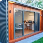 Casas prefabricadas hechas de contenedores: una alternativa moderna, eficiente y versátil Las casas prefabricadas hechas de contenedores se han convertido en una de las tendencias más interesantes dentro del sector de la construcción modular. Gracias a su rapidez de instalación, diseño moderno y capacidad de adaptación, cada vez más personas consideran esta opción para vivienda permanente, casa de vacaciones, oficina o emprendimiento. En los últimos años, la demanda de Casas prefabricadas contenedores Uruguay ha crecido debido a la búsqueda de soluciones habitacionales más rápidas y flexibles. Los contenedores marítimos ofrecen una estructura resistente que puede transformarse en espacios cómodos y funcionales para vivir. ¿Qué es una casa contenedor? Una casa contenedor es una vivienda construida utilizando uno o varios contenedores marítimos adaptados para uso residencial. Estos módulos pueden incorporar: Aislamiento térmico. Instalaciones eléctricas. Sistemas sanitarios. Cocinas completas. Dormitorios. Baños. Espacios de estar. La gran ventaja es que gran parte del trabajo se realiza previamente en fábrica, reduciendo significativamente los tiempos de obra. Ventajas de las casas contenedores Entre los principales beneficios se encuentran: Rapidez de construcción Al utilizar una estructura ya existente, gran parte del proceso se simplifica. Diseño moderno Las líneas rectas y la estética industrial permiten crear proyectos contemporáneos y atractivos. Flexibilidad Es posible ampliar la vivienda incorporando nuevos módulos en el futuro. Resistencia estructural Los contenedores fueron diseñados para soportar cargas elevadas y condiciones climáticas exigentes. Menor intervención en el terreno En muchos casos requieren fundaciones más simples que las construcciones tradicionales. Casas prefabricadas contenedores Uruguay Las Casas prefabricadas contenedores Uruguay son cada vez más utilizadas tanto en zonas urbanas como rurales. Algunas aplicaciones frecuentes incluyen: Viviendas permanentes. Casas de campo. Oficinas. Alojamientos turísticos. Locales comerciales. Su capacidad de adaptación permite desarrollar proyectos personalizados según las necesidades del propietario. Casa contenedor 1 dormitorio precio La búsqueda de Casa contenedor 1 dormitorio precio suele estar asociada a personas que desean una vivienda compacta y funcional. Este tipo de diseño normalmente incluye: Dormitorio principal. Baño completo. Cocina integrada. Living-comedor. Espacios de almacenamiento. Son una excelente opción para personas solas, parejas o como vivienda secundaria. Casa contenedor 2 dormitorios precio La Casa contenedor 2 dormitorios precio es una de las configuraciones más populares debido a su equilibrio entre espacio y funcionalidad. Generalmente ofrece: Dos dormitorios independientes. Cocina. Living-comedor. Baño. Posibilidad de galería exterior. Este diseño resulta atractivo para familias pequeñas que buscan una solución moderna y eficiente. Casa contenedor 2 dormitorios precio Uruguay La búsqueda de Casa contenedor 2 dormitorios precio Uruguay ha aumentado considerablemente debido al interés por viviendas rápidas de instalar. Este tipo de proyectos permite aprovechar mejor el espacio disponible mediante diseños inteligentes que maximizan cada metro cuadrado. Además, los módulos pueden combinarse para generar distribuciones más amplias y cómodas. Casas contenedores precios Uruguay Cuando las personas investigan sobre Casas contenedores precios Uruguay, suelen comparar aspectos como: Tamaño de la vivienda. Cantidad de módulos utilizados. Nivel de terminaciones. Aislamiento térmico. Equipamiento incluido. Cada proyecto puede personalizarse según las necesidades específicas del propietario. Diseño interior de una casa contenedor Uno de los mayores cambios en los últimos años ha sido la evolución del diseño interior. Actualmente es posible incorporar: Cocinas modernas. Grandes ventanales. Revestimientos de madera. Iluminación LED. Espacios abiertos. Techos elevados. El resultado puede ser una vivienda confortable y visualmente atractiva. Aislamiento térmico y confort Un aspecto fundamental en cualquier proyecto de contenedores es el aislamiento. Los sistemas modernos permiten: Mejor control de temperatura. Reducción del consumo energético. Mayor confort interior. Menor condensación. Esto resulta especialmente importante en regiones con variaciones climáticas importantes. Sostenibilidad y reutilización Las casas contenedores también son valoradas por quienes buscan alternativas más sostenibles. La reutilización de estructuras existentes puede contribuir a: Reducir desperdicios industriales. Optimizar recursos. Disminuir tiempos de construcción. Aunque cada proyecto debe analizarse individualmente, muchas personas consideran esta característica como una ventaja adicional. Posibilidades de ampliación Una de las mayores fortalezas de este sistema es la escalabilidad. Por ejemplo: Comenzar con un dormitorio. Incorporar otro módulo posteriormente. Agregar oficinas o espacios recreativos. Esto permite adaptar la vivienda a nuevas necesidades sin realizar grandes reformas. Venta de casas contenedores en Uruguay La Venta de casas contenedores en Uruguay continúa creciendo gracias al interés por soluciones habitacionales innovadoras. Los compradores suelen valorar: Rapidez de ejecución. Diseño contemporáneo. Flexibilidad de uso. Posibilidad de personalización. Además, estas construcciones pueden utilizarse tanto para vivienda permanente como para proyectos turísticos y comerciales. Aplicaciones más allá de la vivienda Las casas contenedor no se limitan únicamente al uso residencial. También se utilizan para: Oficinas corporativas. Espacios de coworking. Locales gastronómicos. Cabañas turísticas. Estudios profesionales. Su versatilidad permite adaptarlas a numerosos sectores. Tendencias para los próximos años La construcción modular continúa evolucionando. Las tendencias incluyen: Integración de energía solar. Domótica. Sistemas inteligentes de climatización. Diseños sostenibles. Mayor eficiencia energética. Estas innovaciones están impulsando el crecimiento de las viviendas basadas en contenedores a nivel internacional. Una alternativa cada vez más popular Las Casas prefabricadas contenedores Uruguay representan una solución moderna para quienes buscan rapidez, flexibilidad y diseño contemporáneo. Ya sea una Casa contenedor 1 dormitorio precio, una Casa contenedor 2 dormitorios precio Uruguay o proyectos más amplios, este sistema constructivo continúa ganando espacio en el mercado gracias a su versatilidad y capacidad de adaptación a distintos estilos de vida. La creciente demanda de Casas contenedores precios Uruguay y la expansión de la Venta de casas contenedores en Uruguay reflejan el interés de quienes buscan alternativas innovadoras para construir, vivir o emprender con una estructura resistente, funcional y preparada para el futuro.