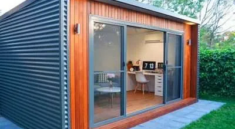 Casas prefabricadas hechas de contenedores: una alternativa moderna, eficiente y versátil Las casas prefabricadas hechas de contenedores se han convertido en una de las tendencias más interesantes dentro del sector de la construcción modular. Gracias a su rapidez de instalación, diseño moderno y capacidad de adaptación, cada vez más personas consideran esta opción para vivienda permanente, casa de vacaciones, oficina o emprendimiento. En los últimos años, la demanda de Casas prefabricadas contenedores Uruguay ha crecido debido a la búsqueda de soluciones habitacionales más rápidas y flexibles. Los contenedores marítimos ofrecen una estructura resistente que puede transformarse en espacios cómodos y funcionales para vivir. ¿Qué es una casa contenedor? Una casa contenedor es una vivienda construida utilizando uno o varios contenedores marítimos adaptados para uso residencial. Estos módulos pueden incorporar: Aislamiento térmico. Instalaciones eléctricas. Sistemas sanitarios. Cocinas completas. Dormitorios. Baños. Espacios de estar. La gran ventaja es que gran parte del trabajo se realiza previamente en fábrica, reduciendo significativamente los tiempos de obra. Ventajas de las casas contenedores Entre los principales beneficios se encuentran: Rapidez de construcción Al utilizar una estructura ya existente, gran parte del proceso se simplifica. Diseño moderno Las líneas rectas y la estética industrial permiten crear proyectos contemporáneos y atractivos. Flexibilidad Es posible ampliar la vivienda incorporando nuevos módulos en el futuro. Resistencia estructural Los contenedores fueron diseñados para soportar cargas elevadas y condiciones climáticas exigentes. Menor intervención en el terreno En muchos casos requieren fundaciones más simples que las construcciones tradicionales. Casas prefabricadas contenedores Uruguay Las Casas prefabricadas contenedores Uruguay son cada vez más utilizadas tanto en zonas urbanas como rurales. Algunas aplicaciones frecuentes incluyen: Viviendas permanentes. Casas de campo. Oficinas. Alojamientos turísticos. Locales comerciales. Su capacidad de adaptación permite desarrollar proyectos personalizados según las necesidades del propietario. Casa contenedor 1 dormitorio precio La búsqueda de Casa contenedor 1 dormitorio precio suele estar asociada a personas que desean una vivienda compacta y funcional. Este tipo de diseño normalmente incluye: Dormitorio principal. Baño completo. Cocina integrada. Living-comedor. Espacios de almacenamiento. Son una excelente opción para personas solas, parejas o como vivienda secundaria. Casa contenedor 2 dormitorios precio La Casa contenedor 2 dormitorios precio es una de las configuraciones más populares debido a su equilibrio entre espacio y funcionalidad. Generalmente ofrece: Dos dormitorios independientes. Cocina. Living-comedor. Baño. Posibilidad de galería exterior. Este diseño resulta atractivo para familias pequeñas que buscan una solución moderna y eficiente. Casa contenedor 2 dormitorios precio Uruguay La búsqueda de Casa contenedor 2 dormitorios precio Uruguay ha aumentado considerablemente debido al interés por viviendas rápidas de instalar. Este tipo de proyectos permite aprovechar mejor el espacio disponible mediante diseños inteligentes que maximizan cada metro cuadrado. Además, los módulos pueden combinarse para generar distribuciones más amplias y cómodas. Casas contenedores precios Uruguay Cuando las personas investigan sobre Casas contenedores precios Uruguay, suelen comparar aspectos como: Tamaño de la vivienda. Cantidad de módulos utilizados. Nivel de terminaciones. Aislamiento térmico. Equipamiento incluido. Cada proyecto puede personalizarse según las necesidades específicas del propietario. Diseño interior de una casa contenedor Uno de los mayores cambios en los últimos años ha sido la evolución del diseño interior. Actualmente es posible incorporar: Cocinas modernas. Grandes ventanales. Revestimientos de madera. Iluminación LED. Espacios abiertos. Techos elevados. El resultado puede ser una vivienda confortable y visualmente atractiva. Aislamiento térmico y confort Un aspecto fundamental en cualquier proyecto de contenedores es el aislamiento. Los sistemas modernos permiten: Mejor control de temperatura. Reducción del consumo energético. Mayor confort interior. Menor condensación. Esto resulta especialmente importante en regiones con variaciones climáticas importantes. Sostenibilidad y reutilización Las casas contenedores también son valoradas por quienes buscan alternativas más sostenibles. La reutilización de estructuras existentes puede contribuir a: Reducir desperdicios industriales. Optimizar recursos. Disminuir tiempos de construcción. Aunque cada proyecto debe analizarse individualmente, muchas personas consideran esta característica como una ventaja adicional. Posibilidades de ampliación Una de las mayores fortalezas de este sistema es la escalabilidad. Por ejemplo: Comenzar con un dormitorio. Incorporar otro módulo posteriormente. Agregar oficinas o espacios recreativos. Esto permite adaptar la vivienda a nuevas necesidades sin realizar grandes reformas. Venta de casas contenedores en Uruguay La Venta de casas contenedores en Uruguay continúa creciendo gracias al interés por soluciones habitacionales innovadoras. Los compradores suelen valorar: Rapidez de ejecución. Diseño contemporáneo. Flexibilidad de uso. Posibilidad de personalización. Además, estas construcciones pueden utilizarse tanto para vivienda permanente como para proyectos turísticos y comerciales. Aplicaciones más allá de la vivienda Las casas contenedor no se limitan únicamente al uso residencial. También se utilizan para: Oficinas corporativas. Espacios de coworking. Locales gastronómicos. Cabañas turísticas. Estudios profesionales. Su versatilidad permite adaptarlas a numerosos sectores. Tendencias para los próximos años La construcción modular continúa evolucionando. Las tendencias incluyen: Integración de energía solar. Domótica. Sistemas inteligentes de climatización. Diseños sostenibles. Mayor eficiencia energética. Estas innovaciones están impulsando el crecimiento de las viviendas basadas en contenedores a nivel internacional. Una alternativa cada vez más popular Las Casas prefabricadas contenedores Uruguay representan una solución moderna para quienes buscan rapidez, flexibilidad y diseño contemporáneo. Ya sea una Casa contenedor 1 dormitorio precio, una Casa contenedor 2 dormitorios precio Uruguay o proyectos más amplios, este sistema constructivo continúa ganando espacio en el mercado gracias a su versatilidad y capacidad de adaptación a distintos estilos de vida. La creciente demanda de Casas contenedores precios Uruguay y la expansión de la Venta de casas contenedores en Uruguay reflejan el interés de quienes buscan alternativas innovadoras para construir, vivir o emprender con una estructura resistente, funcional y preparada para el futuro.