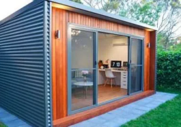 Casas prefabricadas hechas de contenedores: una alternativa moderna, eficiente y versátil Las casas prefabricadas hechas de contenedores se han convertido en una de las tendencias más interesantes dentro del sector de la construcción modular. Gracias a su rapidez de instalación, diseño moderno y capacidad de adaptación, cada vez más personas consideran esta opción para vivienda permanente, casa de vacaciones, oficina o emprendimiento. En los últimos años, la demanda de Casas prefabricadas contenedores Uruguay ha crecido debido a la búsqueda de soluciones habitacionales más rápidas y flexibles. Los contenedores marítimos ofrecen una estructura resistente que puede transformarse en espacios cómodos y funcionales para vivir. ¿Qué es una casa contenedor? Una casa contenedor es una vivienda construida utilizando uno o varios contenedores marítimos adaptados para uso residencial. Estos módulos pueden incorporar: Aislamiento térmico. Instalaciones eléctricas. Sistemas sanitarios. Cocinas completas. Dormitorios. Baños. Espacios de estar. La gran ventaja es que gran parte del trabajo se realiza previamente en fábrica, reduciendo significativamente los tiempos de obra. Ventajas de las casas contenedores Entre los principales beneficios se encuentran: Rapidez de construcción Al utilizar una estructura ya existente, gran parte del proceso se simplifica. Diseño moderno Las líneas rectas y la estética industrial permiten crear proyectos contemporáneos y atractivos. Flexibilidad Es posible ampliar la vivienda incorporando nuevos módulos en el futuro. Resistencia estructural Los contenedores fueron diseñados para soportar cargas elevadas y condiciones climáticas exigentes. Menor intervención en el terreno En muchos casos requieren fundaciones más simples que las construcciones tradicionales. Casas prefabricadas contenedores Uruguay Las Casas prefabricadas contenedores Uruguay son cada vez más utilizadas tanto en zonas urbanas como rurales. Algunas aplicaciones frecuentes incluyen: Viviendas permanentes. Casas de campo. Oficinas. Alojamientos turísticos. Locales comerciales. Su capacidad de adaptación permite desarrollar proyectos personalizados según las necesidades del propietario. Casa contenedor 1 dormitorio precio La búsqueda de Casa contenedor 1 dormitorio precio suele estar asociada a personas que desean una vivienda compacta y funcional. Este tipo de diseño normalmente incluye: Dormitorio principal. Baño completo. Cocina integrada. Living-comedor. Espacios de almacenamiento. Son una excelente opción para personas solas, parejas o como vivienda secundaria. Casa contenedor 2 dormitorios precio La Casa contenedor 2 dormitorios precio es una de las configuraciones más populares debido a su equilibrio entre espacio y funcionalidad. Generalmente ofrece: Dos dormitorios independientes. Cocina. Living-comedor. Baño. Posibilidad de galería exterior. Este diseño resulta atractivo para familias pequeñas que buscan una solución moderna y eficiente. Casa contenedor 2 dormitorios precio Uruguay La búsqueda de Casa contenedor 2 dormitorios precio Uruguay ha aumentado considerablemente debido al interés por viviendas rápidas de instalar. Este tipo de proyectos permite aprovechar mejor el espacio disponible mediante diseños inteligentes que maximizan cada metro cuadrado. Además, los módulos pueden combinarse para generar distribuciones más amplias y cómodas. Casas contenedores precios Uruguay Cuando las personas investigan sobre Casas contenedores precios Uruguay, suelen comparar aspectos como: Tamaño de la vivienda. Cantidad de módulos utilizados. Nivel de terminaciones. Aislamiento térmico. Equipamiento incluido. Cada proyecto puede personalizarse según las necesidades específicas del propietario. Diseño interior de una casa contenedor Uno de los mayores cambios en los últimos años ha sido la evolución del diseño interior. Actualmente es posible incorporar: Cocinas modernas. Grandes ventanales. Revestimientos de madera. Iluminación LED. Espacios abiertos. Techos elevados. El resultado puede ser una vivienda confortable y visualmente atractiva. Aislamiento térmico y confort Un aspecto fundamental en cualquier proyecto de contenedores es el aislamiento. Los sistemas modernos permiten: Mejor control de temperatura. Reducción del consumo energético. Mayor confort interior. Menor condensación. Esto resulta especialmente importante en regiones con variaciones climáticas importantes. Sostenibilidad y reutilización Las casas contenedores también son valoradas por quienes buscan alternativas más sostenibles. La reutilización de estructuras existentes puede contribuir a: Reducir desperdicios industriales. Optimizar recursos. Disminuir tiempos de construcción. Aunque cada proyecto debe analizarse individualmente, muchas personas consideran esta característica como una ventaja adicional. Posibilidades de ampliación Una de las mayores fortalezas de este sistema es la escalabilidad. Por ejemplo: Comenzar con un dormitorio. Incorporar otro módulo posteriormente. Agregar oficinas o espacios recreativos. Esto permite adaptar la vivienda a nuevas necesidades sin realizar grandes reformas. Venta de casas contenedores en Uruguay La Venta de casas contenedores en Uruguay continúa creciendo gracias al interés por soluciones habitacionales innovadoras. Los compradores suelen valorar: Rapidez de ejecución. Diseño contemporáneo. Flexibilidad de uso. Posibilidad de personalización. Además, estas construcciones pueden utilizarse tanto para vivienda permanente como para proyectos turísticos y comerciales. Aplicaciones más allá de la vivienda Las casas contenedor no se limitan únicamente al uso residencial. También se utilizan para: Oficinas corporativas. Espacios de coworking. Locales gastronómicos. Cabañas turísticas. Estudios profesionales. Su versatilidad permite adaptarlas a numerosos sectores. Tendencias para los próximos años La construcción modular continúa evolucionando. Las tendencias incluyen: Integración de energía solar. Domótica. Sistemas inteligentes de climatización. Diseños sostenibles. Mayor eficiencia energética. Estas innovaciones están impulsando el crecimiento de las viviendas basadas en contenedores a nivel internacional. Una alternativa cada vez más popular Las Casas prefabricadas contenedores Uruguay representan una solución moderna para quienes buscan rapidez, flexibilidad y diseño contemporáneo. Ya sea una Casa contenedor 1 dormitorio precio, una Casa contenedor 2 dormitorios precio Uruguay o proyectos más amplios, este sistema constructivo continúa ganando espacio en el mercado gracias a su versatilidad y capacidad de adaptación a distintos estilos de vida. La creciente demanda de Casas contenedores precios Uruguay y la expansión de la Venta de casas contenedores en Uruguay reflejan el interés de quienes buscan alternativas innovadoras para construir, vivir o emprender con una estructura resistente, funcional y preparada para el futuro.