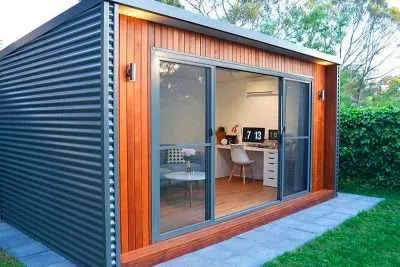 Casas prefabricadas hechas de contenedores: una alternativa moderna, eficiente y versátil Las casas prefabricadas hechas de contenedores se han convertido en una de las tendencias más interesantes dentro del sector de la construcción modular. Gracias a su rapidez de instalación, diseño moderno y capacidad de adaptación, cada vez más personas consideran esta opción para vivienda permanente, casa de vacaciones, oficina o emprendimiento. En los últimos años, la demanda de Casas prefabricadas contenedores Uruguay ha crecido debido a la búsqueda de soluciones habitacionales más rápidas y flexibles. Los contenedores marítimos ofrecen una estructura resistente que puede transformarse en espacios cómodos y funcionales para vivir. ¿Qué es una casa contenedor? Una casa contenedor es una vivienda construida utilizando uno o varios contenedores marítimos adaptados para uso residencial. Estos módulos pueden incorporar: Aislamiento térmico. Instalaciones eléctricas. Sistemas sanitarios. Cocinas completas. Dormitorios. Baños. Espacios de estar. La gran ventaja es que gran parte del trabajo se realiza previamente en fábrica, reduciendo significativamente los tiempos de obra. Ventajas de las casas contenedores Entre los principales beneficios se encuentran: Rapidez de construcción Al utilizar una estructura ya existente, gran parte del proceso se simplifica. Diseño moderno Las líneas rectas y la estética industrial permiten crear proyectos contemporáneos y atractivos. Flexibilidad Es posible ampliar la vivienda incorporando nuevos módulos en el futuro. Resistencia estructural Los contenedores fueron diseñados para soportar cargas elevadas y condiciones climáticas exigentes. Menor intervención en el terreno En muchos casos requieren fundaciones más simples que las construcciones tradicionales. Casas prefabricadas contenedores Uruguay Las Casas prefabricadas contenedores Uruguay son cada vez más utilizadas tanto en zonas urbanas como rurales. Algunas aplicaciones frecuentes incluyen: Viviendas permanentes. Casas de campo. Oficinas. Alojamientos turísticos. Locales comerciales. Su capacidad de adaptación permite desarrollar proyectos personalizados según las necesidades del propietario. Casa contenedor 1 dormitorio precio La búsqueda de Casa contenedor 1 dormitorio precio suele estar asociada a personas que desean una vivienda compacta y funcional. Este tipo de diseño normalmente incluye: Dormitorio principal. Baño completo. Cocina integrada. Living-comedor. Espacios de almacenamiento. Son una excelente opción para personas solas, parejas o como vivienda secundaria. Casa contenedor 2 dormitorios precio La Casa contenedor 2 dormitorios precio es una de las configuraciones más populares debido a su equilibrio entre espacio y funcionalidad. Generalmente ofrece: Dos dormitorios independientes. Cocina. Living-comedor. Baño. Posibilidad de galería exterior. Este diseño resulta atractivo para familias pequeñas que buscan una solución moderna y eficiente. Casa contenedor 2 dormitorios precio Uruguay La búsqueda de Casa contenedor 2 dormitorios precio Uruguay ha aumentado considerablemente debido al interés por viviendas rápidas de instalar. Este tipo de proyectos permite aprovechar mejor el espacio disponible mediante diseños inteligentes que maximizan cada metro cuadrado. Además, los módulos pueden combinarse para generar distribuciones más amplias y cómodas. Casas contenedores precios Uruguay Cuando las personas investigan sobre Casas contenedores precios Uruguay, suelen comparar aspectos como: Tamaño de la vivienda. Cantidad de módulos utilizados. Nivel de terminaciones. Aislamiento térmico. Equipamiento incluido. Cada proyecto puede personalizarse según las necesidades específicas del propietario. Diseño interior de una casa contenedor Uno de los mayores cambios en los últimos años ha sido la evolución del diseño interior. Actualmente es posible incorporar: Cocinas modernas. Grandes ventanales. Revestimientos de madera. Iluminación LED. Espacios abiertos. Techos elevados. El resultado puede ser una vivienda confortable y visualmente atractiva. Aislamiento térmico y confort Un aspecto fundamental en cualquier proyecto de contenedores es el aislamiento. Los sistemas modernos permiten: Mejor control de temperatura. Reducción del consumo energético. Mayor confort interior. Menor condensación. Esto resulta especialmente importante en regiones con variaciones climáticas importantes. Sostenibilidad y reutilización Las casas contenedores también son valoradas por quienes buscan alternativas más sostenibles. La reutilización de estructuras existentes puede contribuir a: Reducir desperdicios industriales. Optimizar recursos. Disminuir tiempos de construcción. Aunque cada proyecto debe analizarse individualmente, muchas personas consideran esta característica como una ventaja adicional. Posibilidades de ampliación Una de las mayores fortalezas de este sistema es la escalabilidad. Por ejemplo: Comenzar con un dormitorio. Incorporar otro módulo posteriormente. Agregar oficinas o espacios recreativos. Esto permite adaptar la vivienda a nuevas necesidades sin realizar grandes reformas. Venta de casas contenedores en Uruguay La Venta de casas contenedores en Uruguay continúa creciendo gracias al interés por soluciones habitacionales innovadoras. Los compradores suelen valorar: Rapidez de ejecución. Diseño contemporáneo. Flexibilidad de uso. Posibilidad de personalización. Además, estas construcciones pueden utilizarse tanto para vivienda permanente como para proyectos turísticos y comerciales. Aplicaciones más allá de la vivienda Las casas contenedor no se limitan únicamente al uso residencial. También se utilizan para: Oficinas corporativas. Espacios de coworking. Locales gastronómicos. Cabañas turísticas. Estudios profesionales. Su versatilidad permite adaptarlas a numerosos sectores. Tendencias para los próximos años La construcción modular continúa evolucionando. Las tendencias incluyen: Integración de energía solar. Domótica. Sistemas inteligentes de climatización. Diseños sostenibles. Mayor eficiencia energética. Estas innovaciones están impulsando el crecimiento de las viviendas basadas en contenedores a nivel internacional. Una alternativa cada vez más popular Las Casas prefabricadas contenedores Uruguay representan una solución moderna para quienes buscan rapidez, flexibilidad y diseño contemporáneo. Ya sea una Casa contenedor 1 dormitorio precio, una Casa contenedor 2 dormitorios precio Uruguay o proyectos más amplios, este sistema constructivo continúa ganando espacio en el mercado gracias a su versatilidad y capacidad de adaptación a distintos estilos de vida. La creciente demanda de Casas contenedores precios Uruguay y la expansión de la Venta de casas contenedores en Uruguay reflejan el interés de quienes buscan alternativas innovadoras para construir, vivir o emprender con una estructura resistente, funcional y preparada para el futuro.