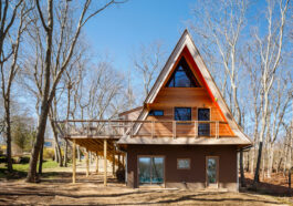 españa Decorar una casa prefabricada de madera en invierno tiene una ventaja enorme: la madera ya aporta calidez visual por sí sola. El objetivo no es “llenarla de cosas”, sino potenciar esa sensación de refugio cálido sin saturar el espacio ni perder funcionalidad. 1. Refuerza el calor visual con textiles El invierno pide textura. La clave está en capas: Mantas gruesas (lana, polar, tejidos tipo bouclé) Alfombras grandes que cubran buena parte del piso Cortinas más pesadas o dobles (tela + blackout) Si la casa es de madera clara, los tonos tierra (beige, marrón, verde oliva) funcionan muy bien. Si la madera es oscura, conviene equilibrar con textiles claros. 2. Iluminación cálida, no blanca fría La iluminación cambia totalmente la sensación del espacio. Usá luces cálidas (2700K–3000K) Lámparas de pie en rincones Guirnaldas de luz suave en paredes o vigas Velas o luces LED tipo vela En casas prefabricadas de madera, la luz cálida hace que el material “brille” en vez de verse plano. 3. Aprovechá la madera en vez de taparla Error común: querer cubrir todo. En invierno conviene lo contrario: Dejá vigas y paredes de madera visibles Usá decoración minimalista sobre ellas Sumá cuadros simples o fotografías en blanco y negro La madera ya es el “decorado principal”. 4. Creá un “núcleo caliente” (zona central) En invierno, la casa funciona mejor si tiene un centro visual y funcional: Sofá + manta grande + alfombra Mesa baja con elementos de madera o metal oscuro Estufa o calefactor como punto focal Esto genera sensación de refugio, muy importante en casas prefabricadas donde los espacios suelen ser más compactos. 5. Aromas que cambian el ambiente No es solo visual: Canela, vainilla, pino o eucalipto Difusores o velas aromáticas Infusiones calientes visibles en la cocina El olor refuerza la sensación de invierno cálido. 6. Detalles naturales La madera combina muy bien con elementos orgánicos: Piñas secas Ramas de pino o eucalipto Centros de mesa con madera o piedra Plantas resistentes al frío (interiores) Esto evita que la casa se vea “plástica” o demasiado artificial. 7. Aprovechá mejor el aislamiento visual En invierno también importa la sensación de cierre: Cortinas en capas ayudan a “encapsular” el calor Tapar corrientes de aire con textiles en puertas Alfombras en zonas frías (entrada, pasillos) En casas prefabricadas de madera esto mejora tanto estética como confort. 8. Menos decoración, más intención Un error común es recargar. En invierno funciona mejor: Pocas piezas, pero grandes o significativas Colores repetidos (2–3 tonos máximo) Orden visual claro La madera ya aporta bastante carácter. Dato curioso Las casas de madera suelen sentirse más cálidas en invierno no solo por la decoración, sino porque la madera es un material que retiene y regula mejor la temperatura interior que otros materiales como el metal o el hormigón. Por eso muchas viviendas prefabricadas de madera se usan en zonas frías o montañosas: requieren menos energía para mantener una sensación térmica confortable.