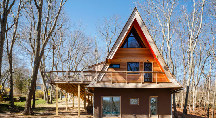 españa Decorar una casa prefabricada de madera en invierno tiene una ventaja enorme: la madera ya aporta calidez visual por sí sola. El objetivo no es “llenarla de cosas”, sino potenciar esa sensación de refugio cálido sin saturar el espacio ni perder funcionalidad. 1. Refuerza el calor visual con textiles El invierno pide textura. La clave está en capas: Mantas gruesas (lana, polar, tejidos tipo bouclé) Alfombras grandes que cubran buena parte del piso Cortinas más pesadas o dobles (tela + blackout) Si la casa es de madera clara, los tonos tierra (beige, marrón, verde oliva) funcionan muy bien. Si la madera es oscura, conviene equilibrar con textiles claros. 2. Iluminación cálida, no blanca fría La iluminación cambia totalmente la sensación del espacio. Usá luces cálidas (2700K–3000K) Lámparas de pie en rincones Guirnaldas de luz suave en paredes o vigas Velas o luces LED tipo vela En casas prefabricadas de madera, la luz cálida hace que el material “brille” en vez de verse plano. 3. Aprovechá la madera en vez de taparla Error común: querer cubrir todo. En invierno conviene lo contrario: Dejá vigas y paredes de madera visibles Usá decoración minimalista sobre ellas Sumá cuadros simples o fotografías en blanco y negro La madera ya es el “decorado principal”. 4. Creá un “núcleo caliente” (zona central) En invierno, la casa funciona mejor si tiene un centro visual y funcional: Sofá + manta grande + alfombra Mesa baja con elementos de madera o metal oscuro Estufa o calefactor como punto focal Esto genera sensación de refugio, muy importante en casas prefabricadas donde los espacios suelen ser más compactos. 5. Aromas que cambian el ambiente No es solo visual: Canela, vainilla, pino o eucalipto Difusores o velas aromáticas Infusiones calientes visibles en la cocina El olor refuerza la sensación de invierno cálido. 6. Detalles naturales La madera combina muy bien con elementos orgánicos: Piñas secas Ramas de pino o eucalipto Centros de mesa con madera o piedra Plantas resistentes al frío (interiores) Esto evita que la casa se vea “plástica” o demasiado artificial. 7. Aprovechá mejor el aislamiento visual En invierno también importa la sensación de cierre: Cortinas en capas ayudan a “encapsular” el calor Tapar corrientes de aire con textiles en puertas Alfombras en zonas frías (entrada, pasillos) En casas prefabricadas de madera esto mejora tanto estética como confort. 8. Menos decoración, más intención Un error común es recargar. En invierno funciona mejor: Pocas piezas, pero grandes o significativas Colores repetidos (2–3 tonos máximo) Orden visual claro La madera ya aporta bastante carácter. Dato curioso Las casas de madera suelen sentirse más cálidas en invierno no solo por la decoración, sino porque la madera es un material que retiene y regula mejor la temperatura interior que otros materiales como el metal o el hormigón. Por eso muchas viviendas prefabricadas de madera se usan en zonas frías o montañosas: requieren menos energía para mantener una sensación térmica confortable.