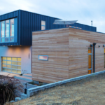 Casas Prefabricadas en España: diseño moderno, eficiencia y nuevas formas de vivir Las casas prefabricadas se han convertido en una de las opciones residenciales con mayor crecimiento en España. Cada vez más personas buscan alternativas modernas que combinen diseño, funcionalidad y comodidad, adaptándose a diferentes estilos de vida y necesidades familiares. Quienes investigan sobre Casas prefabricadas España precio suelen descubrir un sector en constante evolución, donde la innovación arquitectónica, la personalización y la eficiencia de los espacios juegan un papel fundamental. Hoy en día, las viviendas prefabricadas ofrecen una amplia variedad de diseños que pueden adaptarse tanto a entornos urbanos como rurales. La evolución de las casas prefabricadas en España La construcción prefabricada ha experimentado una transformación importante durante los últimos años. Atrás quedaron los modelos básicos y limitados. Actualmente es posible encontrar viviendas con diseños contemporáneos, acabados atractivos y distribuciones pensadas para maximizar el confort. Las búsquedas relacionadas con Casas prefabricadas en España precios y modelos reflejan el creciente interés por conocer las diferentes alternativas disponibles y descubrir proyectos capaces de adaptarse a distintos estilos arquitectónicos. Entre las opciones más populares destacan: Viviendas modernas. Casas minimalistas. Modelos modulares. Casas familiares. Viviendas de campo. Diseños contemporáneos. Diseños para cada estilo de vida Uno de los mayores atractivos de las viviendas prefabricadas es la enorme variedad de configuraciones disponibles. Actualmente es posible encontrar proyectos con: Amplios salones. Cocinas integradas. Grandes ventanales. Terrazas. Jardines. Espacios multifuncionales. Esta diversidad permite que cada familia encuentre una vivienda acorde a sus necesidades y preferencias. Casas prefabricadas España baratas y la búsqueda de nuevas alternativas Las consultas relacionadas con Casas prefabricadas España baratas continúan aumentando debido al interés de quienes buscan una vivienda moderna y funcional. Más allá de cualquier aspecto económico, estas construcciones destacan por: Su diseño eficiente. La optimización de espacios. La posibilidad de personalización. La integración con el entorno. La adaptabilidad a distintos terrenos. Estas características explican por qué las viviendas prefabricadas se han convertido en una opción cada vez más valorada. Ambientes llenos de luz natural La arquitectura contemporánea otorga una gran importancia a la iluminación natural. Por ello, muchos proyectos incorporan: Ventanales panorámicos. Puertas corredizas. Techos elevados. Espacios abiertos. La entrada de luz natural genera una sensación de amplitud y bienestar que mejora notablemente la experiencia de habitar una vivienda. Casas modulares prefabricadas: una tendencia en crecimiento Las Casas modulares prefabricadas representan una de las tendencias más destacadas dentro del sector residencial actual. Este tipo de vivienda se caracteriza por ofrecer: Flexibilidad. Adaptabilidad. Diseños modernos. Distribuciones eficientes. Posibilidad de futuras ampliaciones. La capacidad de evolucionar junto a las necesidades de la familia es una de sus mayores ventajas. Catalogos de casas prefabricadas con precios como fuente de inspiración Muchas personas comienzan su búsqueda explorando Catalogos de casas prefabricadas con precios para conocer las posibilidades existentes. Estos catálogos suelen mostrar: Diferentes estilos arquitectónicos. Distribuciones interiores. Fachadas modernas. Diseños familiares. Opciones de personalización. Además, permiten visualizar cómo una vivienda puede adaptarse a distintos tipos de terrenos y entornos. La importancia de la personalización Cada familia tiene necesidades particulares. Por ello, uno de los aspectos más valorados de las viviendas prefabricadas modernas es la posibilidad de adaptar múltiples elementos del proyecto. Entre ellos destacan: Número de dormitorios. Distribución interior. Espacios exteriores. Áreas de trabajo. Terrazas. Garajes. Esta flexibilidad permite crear hogares completamente personalizados. Casas modulares España precios y la popularidad de este sistema Las búsquedas relacionadas con Casas modulares España precios han crecido de forma significativa. Esto se debe a que cada vez más personas valoran las ventajas asociadas a este tipo de construcción, especialmente en términos de diseño y funcionalidad. Las viviendas modulares suelen destacar por: Ambientes amplios. Arquitectura moderna. Integración de espacios. Aprovechamiento eficiente del terreno. Posibilidad de adaptación futura. Casas prefabricadas hormigón precios y modelos Entre las alternativas más populares se encuentran las búsquedas relacionadas con Casas prefabricadas hormigón precios y modelos. Las viviendas construidas mediante sistemas basados en hormigón son valoradas por: Su apariencia moderna. Diseño contemporáneo. Solidez visual. Versatilidad arquitectónica. Capacidad de personalización. Muchos proyectos incorporan líneas minimalistas y grandes superficies acristaladas que generan una estética elegante y actual. Casas prefabricadas de hormigón en liquidación y el interés por las viviendas modernas Las consultas sobre Casas prefabricadas de hormigón en liquidación reflejan el interés de quienes investigan las diferentes alternativas existentes dentro del sector. Lo más importante al evaluar una vivienda no suele ser únicamente una condición comercial específica, sino aspectos relacionados con: Diseño. Comodidad. Funcionalidad. Adaptabilidad. Calidad de vida. Estos factores son los que realmente determinan el atractivo de una vivienda a largo plazo. Espacios exteriores para disfrutar durante todo el año Las viviendas modernas no se limitan únicamente a los espacios interiores. Muchos proyectos incorporan áreas exteriores especialmente diseñadas para el disfrute familiar. Entre ellas destacan: Terrazas. Jardines. Patios. Porches. Zonas recreativas. Estos espacios permiten disfrutar del aire libre y generar una conexión más cercana con el entorno. Casas prefabricadas de madera precios y modelos Las búsquedas relacionadas con Casas prefabricadas de madera precios y modelos continúan siendo muy populares debido al atractivo natural de este material. La madera ofrece múltiples ventajas estéticas: Ambientes acogedores. Apariencia cálida. Diseño atemporal. Integración con la naturaleza. Estilo versátil. Gracias a estas características, las viviendas de madera siguen siendo una opción muy apreciada en distintas regiones de España. Arquitectura moderna y diseño contemporáneo La construcción prefabricada actual ha evolucionado enormemente desde sus primeras versiones. Hoy es posible encontrar viviendas que incorporan: Fachadas minimalistas. Grandes ventanales. Líneas modernas. Ambientes integrados. Soluciones arquitectónicas innovadoras. Estos elementos permiten desarrollar proyectos visualmente atractivos y altamente funcionales. Casas modulares precios y modelos para distintos proyectos Las búsquedas relacionadas con Casas modulares precios y modelos muestran cómo cada vez más personas desean conocer diferentes alternativas habitacionales. Los modelos actuales pueden adaptarse a: Familias pequeñas. Familias numerosas. Viviendas de descanso. Casas rurales. Residencias permanentes. La flexibilidad de diseño es uno de los factores que más contribuye a la popularidad de estas construcciones. Casas modulares Amazon y el interés por las nuevas tendencias Las consultas sobre Casas modulares Amazon reflejan cómo las nuevas tecnologías y las plataformas digitales han despertado la curiosidad de quienes buscan soluciones habitacionales innovadoras. Sin embargo, independientemente del canal de búsqueda utilizado, los aspectos más valorados por los futuros propietarios suelen ser: Diseño. Confort. Funcionalidad. Personalización. Adaptación al estilo de vida. Estos elementos continúan siendo fundamentales al momento de elegir una vivienda. Integración con el entorno natural Una tendencia cada vez más importante en la arquitectura actual es la búsqueda de una conexión más estrecha con la naturaleza. Las viviendas prefabricadas permiten desarrollar proyectos que incorporan: Vistas panorámicas. Espacios verdes. Terrazas abiertas. Jardines privados. Amplias superficies acristaladas. Esta integración mejora la calidad de vida y crea ambientes más agradables para toda la familia. Un hogar preparado para el futuro Las necesidades familiares evolucionan constantemente y una vivienda moderna debe estar preparada para acompañar esos cambios. Las casas prefabricadas actuales permiten: Ampliar espacios. Incorporar nuevas habitaciones. Adaptar áreas de trabajo. Crear ambientes multifuncionales. Reorganizar distribuciones interiores. Quienes buscan información sobre Casas prefabricadas España precio, Casas prefabricadas en España precios y modelos, Casas prefabricadas España baratas, Casas prefabricadas en liquidación, Casas prefabricadas hormigón precios y modelos, Catalogos de casas prefabricadas con precios, Casas prefabricadas de madera precios y modelos, Casas modulares España precios, Casas modulares precios y modelos, Casas modulares Amazon y Casas modulares prefabricadas suelen descubrir que las principales ventajas de estas viviendas se encuentran en su diseño moderno, la comodidad de sus espacios, la capacidad de personalización y la posibilidad de crear un hogar pensado para disfrutar durante muchos años.
