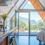 Venta de casas prefabricadas en Estados Unidos: precios, modelos y opciones disponibles Las casas prefabricadas en Estados Unidos se han convertido en una alternativa cada vez más popular para quienes buscan vivienda rápida, eficiente y con costos más accesibles que la construcción tradicional. Hoy en día existen múltiples opciones que van desde modelos básicos hasta viviendas completas listas para habitar. Este artículo reúne información clave sobre casas prefabricadas en USA, sus precios, tipos de catálogo y dónde encontrarlas, incluyendo búsquedas comunes como “cerca de mí” o “con terreno incluido”. Casas prefabricadas en Estados Unidos precios El precio de las casas prefabricadas en Estados Unidos varía según el tamaño, materiales y nivel de terminación. En general, se pueden encontrar: Modelos pequeños básicos: desde gamas económicas para una o dos personas Casas medianas familiares: con 2 a 3 dormitorios Casas grandes modulares: con diseño moderno y mayor superficie Los factores que más influyen en el precio son: Metros cuadrados Transporte e instalación Terreno (si está incluido o no) Personalización del diseño Casas prefabricadas en USA Las casas prefabricadas en USA incluyen varios sistemas de construcción: Casas modulares (armadas en fábrica y ensambladas en terreno) Casas móviles o “mobile homes” Casas panelizadas listas para montaje Tiny houses o viviendas compactas Este tipo de viviendas es muy usado en zonas rurales, suburbios y también como solución rápida en ciudades con alta demanda de vivienda. Casas prefabricadas cerca de mí La búsqueda de “casas prefabricadas cerca de mí” suele llevar a: Fabricantes locales de viviendas modulares Distribuidores regionales Empresas de instalación de casas móviles Catálogos online con entrega por estado En Estados Unidos, muchos proveedores trabajan por región, por lo que la disponibilidad cambia según el estado donde se busque. Catálogo de casas prefabricadas y precios Un catálogo de casas prefabricadas y precios normalmente incluye: Planos de la vivienda Metros cuadrados Número de habitaciones Materiales utilizados Precio base del modelo Los catálogos modernos suelen estar disponibles online y permiten personalizar aspectos como cocina, baños o distribución interna antes de la compra. Venta de casas prefabricadas con terreno incluido Una opción muy buscada es la venta de casas prefabricadas con terreno incluido. Este tipo de oferta puede incluir: Terreno ya urbanizado Casa instalada lista para vivir Servicios básicos conectados (agua, luz, saneamiento) Opciones de financiamiento en algunos casos Es una alternativa práctica para quienes quieren mudarse sin preocuparse por la búsqueda del terreno. Casas prefabricadas en venta Las casas prefabricadas en venta se pueden encontrar en: Sitios web de constructores Plataformas inmobiliarias Empresas especializadas en viviendas modulares Distribuidores regionales Este mercado ha crecido porque permite reducir tiempos de construcción de meses a pocas semanas. Casas prefabricadas en Amazon Aunque no es lo más común, existen listados de casas prefabricadas en Amazon, especialmente en formato: Tiny houses desmontables Cabañas modulares pequeñas Kits de construcción tipo “DIY” Sin embargo, la mayoría requiere instalación profesional y permisos locales para su uso como vivienda permanente. Casas prefabricadas para vivir Las casas prefabricadas para vivir ya no son consideradas soluciones temporales. Hoy en día muchas incluyen: Diseño moderno Aislamiento térmico eficiente Materiales resistentes Distribuciones similares a casas tradicionales Esto las convierte en una opción real de vivienda permanente para familias, parejas o personas que buscan reducir costos.
