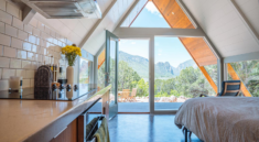 Venta de casas prefabricadas en Estados Unidos: precios, modelos y opciones disponibles Las casas prefabricadas en Estados Unidos se han convertido en una alternativa cada vez más popular para quienes buscan vivienda rápida, eficiente y con costos más accesibles que la construcción tradicional. Hoy en día existen múltiples opciones que van desde modelos básicos hasta viviendas completas listas para habitar. Este artículo reúne información clave sobre casas prefabricadas en USA, sus precios, tipos de catálogo y dónde encontrarlas, incluyendo búsquedas comunes como “cerca de mí” o “con terreno incluido”. Casas prefabricadas en Estados Unidos precios El precio de las casas prefabricadas en Estados Unidos varía según el tamaño, materiales y nivel de terminación. En general, se pueden encontrar: Modelos pequeños básicos: desde gamas económicas para una o dos personas Casas medianas familiares: con 2 a 3 dormitorios Casas grandes modulares: con diseño moderno y mayor superficie Los factores que más influyen en el precio son: Metros cuadrados Transporte e instalación Terreno (si está incluido o no) Personalización del diseño Casas prefabricadas en USA Las casas prefabricadas en USA incluyen varios sistemas de construcción: Casas modulares (armadas en fábrica y ensambladas en terreno) Casas móviles o “mobile homes” Casas panelizadas listas para montaje Tiny houses o viviendas compactas Este tipo de viviendas es muy usado en zonas rurales, suburbios y también como solución rápida en ciudades con alta demanda de vivienda. Casas prefabricadas cerca de mí La búsqueda de “casas prefabricadas cerca de mí” suele llevar a: Fabricantes locales de viviendas modulares Distribuidores regionales Empresas de instalación de casas móviles Catálogos online con entrega por estado En Estados Unidos, muchos proveedores trabajan por región, por lo que la disponibilidad cambia según el estado donde se busque. Catálogo de casas prefabricadas y precios Un catálogo de casas prefabricadas y precios normalmente incluye: Planos de la vivienda Metros cuadrados Número de habitaciones Materiales utilizados Precio base del modelo Los catálogos modernos suelen estar disponibles online y permiten personalizar aspectos como cocina, baños o distribución interna antes de la compra. Venta de casas prefabricadas con terreno incluido Una opción muy buscada es la venta de casas prefabricadas con terreno incluido. Este tipo de oferta puede incluir: Terreno ya urbanizado Casa instalada lista para vivir Servicios básicos conectados (agua, luz, saneamiento) Opciones de financiamiento en algunos casos Es una alternativa práctica para quienes quieren mudarse sin preocuparse por la búsqueda del terreno. Casas prefabricadas en venta Las casas prefabricadas en venta se pueden encontrar en: Sitios web de constructores Plataformas inmobiliarias Empresas especializadas en viviendas modulares Distribuidores regionales Este mercado ha crecido porque permite reducir tiempos de construcción de meses a pocas semanas. Casas prefabricadas en Amazon Aunque no es lo más común, existen listados de casas prefabricadas en Amazon, especialmente en formato: Tiny houses desmontables Cabañas modulares pequeñas Kits de construcción tipo “DIY” Sin embargo, la mayoría requiere instalación profesional y permisos locales para su uso como vivienda permanente. Casas prefabricadas para vivir Las casas prefabricadas para vivir ya no son consideradas soluciones temporales. Hoy en día muchas incluyen: Diseño moderno Aislamiento térmico eficiente Materiales resistentes Distribuciones similares a casas tradicionales Esto las convierte en una opción real de vivienda permanente para familias, parejas o personas que buscan reducir costos.