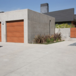 Casas prefabricadas de hormigón precios y fotos: ventajas, diseños y tendencias modernas Las casas prefabricadas de hormigón se han convertido en una de las opciones más buscadas dentro del sector de la construcción moderna. Gracias a su resistencia, rapidez de instalación y eficiencia energética, cada vez más personas eligen este tipo de viviendas como alternativa a la construcción tradicional. Actualmente, los sistemas prefabricados evolucionaron enormemente y ya no se limitan a diseños simples o estructuras temporales. Hoy es posible encontrar modelos modernos, minimalistas y totalmente personalizables que combinan funcionalidad, durabilidad y estética contemporánea. Las búsquedas relacionadas con casas prefabricadas de hormigón precios y fotos crecieron notablemente porque los usuarios desean comparar diseños, materiales, distribución de espacios y ventajas constructivas antes de tomar una decisión. ¿Qué son las casas prefabricadas de hormigón? Las casas prefabricadas de hormigón son viviendas construidas mediante piezas fabricadas previamente en planta industrial y ensambladas posteriormente en el terreno definitivo. Este sistema permite optimizar tiempos de construcción y mejorar el control de calidad de cada componente estructural. Dependiendo del modelo y del fabricante, las viviendas pueden incluir: Paneles de hormigón armado Estructuras premoldeadas Módulos completos Sistemas combinados con acero y vidrio Revestimientos exteriores personalizados Actualmente existen diseños modernos que logran resultados arquitectónicos muy atractivos, con amplios ventanales, espacios abiertos y terminaciones de alta calidad. Ventajas de las casas prefabricadas de hormigón Uno de los principales motivos por los que este tipo de viviendas ganó popularidad es la gran cantidad de beneficios que ofrece frente a otros sistemas constructivos. Alta resistencia estructural El hormigón es uno de los materiales más resistentes utilizados en construcción. Las viviendas prefabricadas fabricadas con este sistema ofrecen gran estabilidad y larga vida útil. Menor mantenimiento A diferencia de otros materiales, el hormigón requiere menos mantenimiento periódico, especialmente frente a humedad, cambios climáticos y desgaste exterior. Excelente aislamiento acústico Las estructuras de hormigón ayudan a reducir considerablemente los ruidos externos, mejorando el confort interior. Durabilidad Las construcciones prefabricadas modernas están diseñadas para mantener su rendimiento durante muchos años con mínimas intervenciones. Rapidez de ejecución La fabricación industrial permite reducir significativamente los tiempos de obra. Eficiencia energética Muchos sistemas actuales incorporan aislamiento térmico avanzado para mejorar el ahorro energético y el confort interior. Casas prefabricadas de hormigón precios y fotos Cuando las personas investigan sobre casas prefabricadas de hormigón precios y fotos, generalmente buscan inspiración visual y referencias sobre diseños modernos. Actualmente existen múltiples estilos disponibles: Casas minimalistas Viviendas modulares Diseños industriales Modelos compactos Casas familiares de gran tamaño Viviendas de lujo Construcciones sustentables Las fotografías permiten visualizar: Distribución interior Fachadas Terminaciones Integración con el entorno Iluminación natural Espacios exteriores Muchas viviendas modernas combinan hormigón con otros materiales como vidrio, acero o madera para lograr un diseño más cálido y contemporáneo. Tendencias actuales en construcción prefabricada El sector de la construcción industrializada evolucionó rápidamente durante los últimos años gracias a nuevas tecnologías y sistemas de producción. Entre las principales tendencias destacan: Diseños minimalistas Las líneas simples y modernas continúan siendo las más buscadas. Grandes ventanales Permiten aprovechar mejor la luz natural y generar mayor conexión con el exterior. Espacios abiertos Los ambientes integrados aportan amplitud y funcionalidad. Construcción sustentable Cada vez existe mayor interés por viviendas eficientes energéticamente y con menor impacto ambiental. Automatización inteligente Muchos proyectos incorporan sistemas de domótica y control energético. El papel de las maquinas hormigoneras en la construcción moderna Dentro del proceso de fabricación y construcción industrializada, las maquinas hormigoneras cumplen un rol fundamental. Estas máquinas permiten preparar mezclas homogéneas y optimizar la producción de hormigón utilizado en: Paneles estructurales Bases Plateas Columnas Muros premoldeados Elementos modulares La evolución tecnológica de las maquinas hormigoneras ayudó a mejorar la precisión, resistencia y calidad de las construcciones modernas. Además, en proyectos industrializados de gran escala, la automatización del mezclado y distribución del hormigón permite acelerar significativamente los tiempos de fabricación. Diferencias entre hormigón tradicional y prefabricado Muchas personas confunden ambos sistemas, aunque existen diferencias importantes. Construcción tradicional El hormigón se prepara y utiliza directamente en obra, lo que puede generar mayores tiempos de ejecución y variaciones en la calidad. Construcción prefabricada Las piezas se producen en entornos industriales controlados, permitiendo mayor precisión y control de calidad. Este proceso también reduce desperdicios y mejora la eficiencia general de la construcción. Casas prefabricadas compactas y modulares Uno de los segmentos con mayor crecimiento es el de las viviendas compactas y modulares. Estos modelos son ideales para: Viviendas individuales Casas de descanso Turismo Oficinas Espacios temporales Proyectos sustentables Muchas casas modulares permiten ampliaciones futuras mediante nuevos módulos integrados a la estructura original. Además, los diseños modernos aprovechan cada metro cuadrado mediante: Ambientes multifuncionales Techos altos Ventanales amplios Espacios integrados Iluminación natural Eficiencia energética en las casas prefabricadas La eficiencia energética se volvió uno de los aspectos más valorados dentro del mercado inmobiliario moderno. Muchas viviendas prefabricadas incorporan: Aislación térmica avanzada Ventanas dobles Sistemas solares Iluminación LED Ventilación eficiente Esto permite reducir el consumo energético y mejorar el confort interior durante todas las estaciones del año. El hormigón prefabricado, combinado con materiales aislantes modernos, ofrece excelentes resultados térmicos y acústicos. Diseño moderno y personalización Una de las grandes ventajas actuales de las casas prefabricadas de hormigón es la posibilidad de personalizar completamente el diseño. Hoy es posible adaptar: Distribución interior Cantidad de dormitorios Estilo arquitectónico Fachadas Revestimientos Espacios exteriores Los fabricantes modernos ofrecen modelos mucho más sofisticados que los antiguos sistemas prefabricados tradicionales. Actualmente predominan diseños contemporáneos inspirados en arquitectura minimalista y sustentable. Construcción industrializada y sustentabilidad La construcción prefabricada también presenta importantes beneficios ambientales. Entre ellos destacan: Menor generación de residuos Mejor aprovechamiento de materiales Menor consumo energético en obra Procesos más eficientes Reducción de contaminación Además, la fabricación industrial permite controlar mejor cada etapa productiva y optimizar recursos. Factores importantes antes de elegir una casa prefabricada Antes de seleccionar un proyecto conviene analizar distintos aspectos fundamentales. Calidad estructural Es importante verificar la resistencia y certificación de los materiales utilizados. Aislación Un buen aislamiento térmico y acústico mejora notablemente el confort. Diseño del terreno Cada terreno puede requerir soluciones específicas de cimentación. Garantías Siempre conviene revisar cobertura y respaldo técnico. Posibilidad de ampliación Muchos compradores valoran sistemas modulares adaptables a futuro. Casas prefabricadas y arquitectura moderna La arquitectura prefabricada moderna ya no está asociada únicamente a soluciones económicas o temporales. Actualmente existen proyectos de alto nivel arquitectónico con: Diseño premium Integración paisajística Tecnología inteligente Espacios amplios Estética contemporánea Las viviendas prefabricadas de hormigón lograron posicionarse como una opción moderna y eficiente para distintos tipos de usuarios. ¿Vale la pena elegir una casa prefabricada de hormigón? Para muchas personas, sí. Este sistema ofrece múltiples ventajas relacionadas con durabilidad, resistencia y eficiencia. Además, la evolución tecnológica permitió desarrollar modelos mucho más modernos y atractivos visualmente. Las principales razones por las que siguen creciendo son: Rapidez constructiva Menor mantenimiento Excelente aislamiento Alta resistencia Diseño moderno Flexibilidad arquitectónica Larga vida útil Actualmente las casas prefabricadas representan una de las alternativas con mayor proyección dentro del sector inmobiliario y de la construcción moderna.