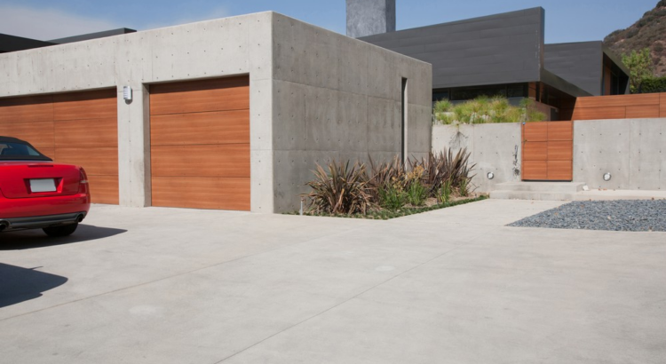Casas prefabricadas de hormigón precios y fotos: ventajas, diseños y tendencias modernas Las casas prefabricadas de hormigón se han convertido en una de las opciones más buscadas dentro del sector de la construcción moderna. Gracias a su resistencia, rapidez de instalación y eficiencia energética, cada vez más personas eligen este tipo de viviendas como alternativa a la construcción tradicional. Actualmente, los sistemas prefabricados evolucionaron enormemente y ya no se limitan a diseños simples o estructuras temporales. Hoy es posible encontrar modelos modernos, minimalistas y totalmente personalizables que combinan funcionalidad, durabilidad y estética contemporánea. Las búsquedas relacionadas con casas prefabricadas de hormigón precios y fotos crecieron notablemente porque los usuarios desean comparar diseños, materiales, distribución de espacios y ventajas constructivas antes de tomar una decisión. ¿Qué son las casas prefabricadas de hormigón? Las casas prefabricadas de hormigón son viviendas construidas mediante piezas fabricadas previamente en planta industrial y ensambladas posteriormente en el terreno definitivo. Este sistema permite optimizar tiempos de construcción y mejorar el control de calidad de cada componente estructural. Dependiendo del modelo y del fabricante, las viviendas pueden incluir: Paneles de hormigón armado Estructuras premoldeadas Módulos completos Sistemas combinados con acero y vidrio Revestimientos exteriores personalizados Actualmente existen diseños modernos que logran resultados arquitectónicos muy atractivos, con amplios ventanales, espacios abiertos y terminaciones de alta calidad. Ventajas de las casas prefabricadas de hormigón Uno de los principales motivos por los que este tipo de viviendas ganó popularidad es la gran cantidad de beneficios que ofrece frente a otros sistemas constructivos. Alta resistencia estructural El hormigón es uno de los materiales más resistentes utilizados en construcción. Las viviendas prefabricadas fabricadas con este sistema ofrecen gran estabilidad y larga vida útil. Menor mantenimiento A diferencia de otros materiales, el hormigón requiere menos mantenimiento periódico, especialmente frente a humedad, cambios climáticos y desgaste exterior. Excelente aislamiento acústico Las estructuras de hormigón ayudan a reducir considerablemente los ruidos externos, mejorando el confort interior. Durabilidad Las construcciones prefabricadas modernas están diseñadas para mantener su rendimiento durante muchos años con mínimas intervenciones. Rapidez de ejecución La fabricación industrial permite reducir significativamente los tiempos de obra. Eficiencia energética Muchos sistemas actuales incorporan aislamiento térmico avanzado para mejorar el ahorro energético y el confort interior. Casas prefabricadas de hormigón precios y fotos Cuando las personas investigan sobre casas prefabricadas de hormigón precios y fotos, generalmente buscan inspiración visual y referencias sobre diseños modernos. Actualmente existen múltiples estilos disponibles: Casas minimalistas Viviendas modulares Diseños industriales Modelos compactos Casas familiares de gran tamaño Viviendas de lujo Construcciones sustentables Las fotografías permiten visualizar: Distribución interior Fachadas Terminaciones Integración con el entorno Iluminación natural Espacios exteriores Muchas viviendas modernas combinan hormigón con otros materiales como vidrio, acero o madera para lograr un diseño más cálido y contemporáneo. Tendencias actuales en construcción prefabricada El sector de la construcción industrializada evolucionó rápidamente durante los últimos años gracias a nuevas tecnologías y sistemas de producción. Entre las principales tendencias destacan: Diseños minimalistas Las líneas simples y modernas continúan siendo las más buscadas. Grandes ventanales Permiten aprovechar mejor la luz natural y generar mayor conexión con el exterior. Espacios abiertos Los ambientes integrados aportan amplitud y funcionalidad. Construcción sustentable Cada vez existe mayor interés por viviendas eficientes energéticamente y con menor impacto ambiental. Automatización inteligente Muchos proyectos incorporan sistemas de domótica y control energético. El papel de las maquinas hormigoneras en la construcción moderna Dentro del proceso de fabricación y construcción industrializada, las maquinas hormigoneras cumplen un rol fundamental. Estas máquinas permiten preparar mezclas homogéneas y optimizar la producción de hormigón utilizado en: Paneles estructurales Bases Plateas Columnas Muros premoldeados Elementos modulares La evolución tecnológica de las maquinas hormigoneras ayudó a mejorar la precisión, resistencia y calidad de las construcciones modernas. Además, en proyectos industrializados de gran escala, la automatización del mezclado y distribución del hormigón permite acelerar significativamente los tiempos de fabricación. Diferencias entre hormigón tradicional y prefabricado Muchas personas confunden ambos sistemas, aunque existen diferencias importantes. Construcción tradicional El hormigón se prepara y utiliza directamente en obra, lo que puede generar mayores tiempos de ejecución y variaciones en la calidad. Construcción prefabricada Las piezas se producen en entornos industriales controlados, permitiendo mayor precisión y control de calidad. Este proceso también reduce desperdicios y mejora la eficiencia general de la construcción. Casas prefabricadas compactas y modulares Uno de los segmentos con mayor crecimiento es el de las viviendas compactas y modulares. Estos modelos son ideales para: Viviendas individuales Casas de descanso Turismo Oficinas Espacios temporales Proyectos sustentables Muchas casas modulares permiten ampliaciones futuras mediante nuevos módulos integrados a la estructura original. Además, los diseños modernos aprovechan cada metro cuadrado mediante: Ambientes multifuncionales Techos altos Ventanales amplios Espacios integrados Iluminación natural Eficiencia energética en las casas prefabricadas La eficiencia energética se volvió uno de los aspectos más valorados dentro del mercado inmobiliario moderno. Muchas viviendas prefabricadas incorporan: Aislación térmica avanzada Ventanas dobles Sistemas solares Iluminación LED Ventilación eficiente Esto permite reducir el consumo energético y mejorar el confort interior durante todas las estaciones del año. El hormigón prefabricado, combinado con materiales aislantes modernos, ofrece excelentes resultados térmicos y acústicos. Diseño moderno y personalización Una de las grandes ventajas actuales de las casas prefabricadas de hormigón es la posibilidad de personalizar completamente el diseño. Hoy es posible adaptar: Distribución interior Cantidad de dormitorios Estilo arquitectónico Fachadas Revestimientos Espacios exteriores Los fabricantes modernos ofrecen modelos mucho más sofisticados que los antiguos sistemas prefabricados tradicionales. Actualmente predominan diseños contemporáneos inspirados en arquitectura minimalista y sustentable. Construcción industrializada y sustentabilidad La construcción prefabricada también presenta importantes beneficios ambientales. Entre ellos destacan: Menor generación de residuos Mejor aprovechamiento de materiales Menor consumo energético en obra Procesos más eficientes Reducción de contaminación Además, la fabricación industrial permite controlar mejor cada etapa productiva y optimizar recursos. Factores importantes antes de elegir una casa prefabricada Antes de seleccionar un proyecto conviene analizar distintos aspectos fundamentales. Calidad estructural Es importante verificar la resistencia y certificación de los materiales utilizados. Aislación Un buen aislamiento térmico y acústico mejora notablemente el confort. Diseño del terreno Cada terreno puede requerir soluciones específicas de cimentación. Garantías Siempre conviene revisar cobertura y respaldo técnico. Posibilidad de ampliación Muchos compradores valoran sistemas modulares adaptables a futuro. Casas prefabricadas y arquitectura moderna La arquitectura prefabricada moderna ya no está asociada únicamente a soluciones económicas o temporales. Actualmente existen proyectos de alto nivel arquitectónico con: Diseño premium Integración paisajística Tecnología inteligente Espacios amplios Estética contemporánea Las viviendas prefabricadas de hormigón lograron posicionarse como una opción moderna y eficiente para distintos tipos de usuarios. ¿Vale la pena elegir una casa prefabricada de hormigón? Para muchas personas, sí. Este sistema ofrece múltiples ventajas relacionadas con durabilidad, resistencia y eficiencia. Además, la evolución tecnológica permitió desarrollar modelos mucho más modernos y atractivos visualmente. Las principales razones por las que siguen creciendo son: Rapidez constructiva Menor mantenimiento Excelente aislamiento Alta resistencia Diseño moderno Flexibilidad arquitectónica Larga vida útil Actualmente las casas prefabricadas representan una de las alternativas con mayor proyección dentro del sector inmobiliario y de la construcción moderna.