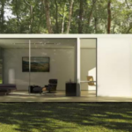 Casas prefabricadas en Montevideo: una alternativa moderna para ahorrar y construir más rápido Las casas prefabricadas en Montevideo se transformaron en una de las soluciones habitacionales más buscadas por quienes desean construir su vivienda propia de manera más eficiente, rápida y organizada. El crecimiento de este tipo de construcción en la capital de Uruguay se relaciona directamente con el aumento del valor de las propiedades tradicionales, la necesidad de optimizar tiempos y la búsqueda de sistemas más modernos y sustentables. Actualmente, muchas personas que ya cuentan con un terreno en Montevideo están optando por viviendas prefabricadas, modulares o industrializadas como una forma inteligente de aprovechar el espacio disponible y reducir complicaciones durante la obra. La construcción prefabricada dejó atrás la antigua idea de viviendas simples o temporales. Hoy existen modelos modernos, resistentes y totalmente personalizables, adaptados tanto para familias pequeñas como para proyectos de mayor tamaño. Montevideo y el crecimiento de las casas prefabricadas Montevideo concentra una gran parte de la demanda inmobiliaria debido a su infraestructura, conectividad, oportunidades laborales y servicios. Sin embargo, también es una ciudad donde construir de forma tradicional puede implicar tiempos largos, costos elevados y múltiples trámites. Por ese motivo, las casas prefabricadas comenzaron a ganar terreno como una alternativa más eficiente. Muchos proyectos actuales en Montevideo utilizan sistemas como: Steel framing Wood framing Hormigón prefabricado Construcción modular Isopanel Estructuras mixtas industrializadas Diversas empresas constructoras destacan que la industrialización permite reducir tiempos de obra, mejorar el control de calidad y optimizar procesos constructivos. Tener un terreno en Montevideo: una gran ventaja Uno de los principales desafíos para muchas personas es acceder a un terreno urbano. Quienes ya cuentan con un terreno en Montevideo tienen una ventaja enorme al momento de comenzar un proyecto de vivienda. Actualmente muchas familias deciden: Construir en el fondo de la casa familiar Aprovechar terrenos heredados Dividir padrones Desarrollar viviendas compactas Crear espacios para alquiler Construir casas de descanso o inversión Las casas prefabricadas resultan especialmente atractivas para este tipo de situaciones porque permiten aprovechar mejor espacios reducidos y adaptar el diseño a distintos tipos de terreno. Además, muchos sistemas constructivos modernos permiten trabajar con menos intervención en el suelo y con tiempos mucho más rápidos que la construcción tradicional. Ahorrar tiempo y reducir complicaciones Uno de los aspectos más valorados de las casas prefabricadas es el ahorro de tiempo. La construcción industrializada permite fabricar gran parte de la vivienda en taller y luego trasladarla al terreno para su montaje final. Esto ayuda a evitar: Demoras climáticas Falta de materiales Retrasos de obra Problemas de coordinación Desperdicios innecesarios Muchas empresas del sector destacan precisamente la rapidez de ejecución como una de las principales ventajas del sistema modular y prefabricado. Para quienes viven en Montevideo y trabajan durante gran parte del día, reducir el tiempo y el estrés asociado a una obra suele convertirse en un factor determinante. Casas prefabricadas y ahorro económico Aunque cada proyecto es diferente, muchas personas eligen las casas prefabricadas porque ayudan a organizar mejor el presupuesto y controlar gastos. La construcción industrializada suele ofrecer: Menor desperdicio de materiales Procesos más eficientes Mejor planificación Menos imprevistos Mayor control de obra Además, algunas empresas trabajan con sistemas de producción estandarizados que permiten optimizar recursos y acelerar entregas. También es importante considerar el ahorro futuro relacionado con: Eficiencia energética Menor mantenimiento Mejor aislamiento térmico Reducción del consumo eléctrico Tipos de casas prefabricadas más utilizadas en Montevideo Actualmente existe una enorme variedad de modelos y sistemas constructivos disponibles. Casas modulares Son viviendas construidas por módulos independientes que luego se ensamblan en el terreno. Casas de steel framing Utilizan estructuras de acero galvanizado liviano y permiten construcciones modernas y eficientes. Casas de wood framing Muy valoradas por su confort térmico y estética cálida. Casas de hormigón prefabricado Destacadas por su resistencia y durabilidad. Casas con Isopanel Utilizan paneles térmicos que ayudan a mejorar la eficiencia energética. Muchos proyectos actuales combinan varios sistemas constructivos para lograr mejores resultados arquitectónicos y mayor confort interior. Diseño moderno y personalización Uno de los grandes cambios del sector es la evolución estética de las viviendas prefabricadas. Actualmente es posible encontrar diseños: Minimalistas Industriales Modernos Sustentables Compactos Familiares Modulares ampliables Las nuevas tendencias priorizan: Grandes ventanales Iluminación natural Ambientes integrados Espacios multifuncionales Conexión con exteriores Las viviendas industrializadas modernas ya no tienen limitaciones importantes de diseño y pueden personalizarse según las necesidades de cada familia. Construcción rápida y eficiente La rapidez constructiva es uno de los factores que más atrae a quienes buscan una vivienda en Montevideo. Muchas empresas del sector trabajan con procesos industriales que permiten reducir considerablemente los tiempos de obra. En algunos casos, la fabricación se realiza paralelamente a los trabajos del terreno, optimizando aún más el tiempo total del proyecto. Esto representa una gran ventaja para: Familias que necesitan mudarse rápido Personas que alquilan Inversores Proyectos turísticos Viviendas secundarias Casas pequeñas y terrenos urbanos Las viviendas compactas tienen una enorme demanda dentro de Montevideo debido al tamaño reducido de muchos terrenos urbanos. Las casas prefabricadas pequeñas permiten: Aprovechar mejor el espacio Reducir mantenimiento Ahorrar energía Optimizar distribución interior Actualmente existen diseños muy funcionales que integran: Cocina y living Dormitorios compactos Espacios multifuncionales Decks exteriores Patios internos La arquitectura moderna prioriza cada vez más el uso inteligente de los metros cuadrados disponibles. Construcción sustentable y eficiencia energética Las nuevas generaciones valoran especialmente las viviendas eficientes y sustentables. Por eso muchas casas prefabricadas incorporan: Aislación térmica avanzada Ventanas eficientes Paneles solares Iluminación LED Sistemas de ventilación modernos La construcción industrializada también ayuda a reducir residuos y mejorar el aprovechamiento de materiales. Esto convierte a las casas prefabricadas en una opción alineada con las tendencias actuales de arquitectura sustentable. Aspectos importantes antes de construir Antes de iniciar un proyecto de vivienda prefabricada en Montevideo conviene analizar distintos aspectos importantes. Normativa municipal Es fundamental revisar permisos y requisitos de construcción. Características del terreno Cada terreno puede requerir diferentes tipos de cimentación. Acceso para transporte Algunos módulos necesitan espacio suficiente para traslado e instalación. Calidad de materiales Conviene verificar sistemas de aislamiento, resistencia y durabilidad. Posibilidad de ampliación futura Muchos compradores priorizan viviendas modulares adaptables. En diferentes experiencias compartidas online, muchas personas destacan la importancia de planificar correctamente desde el inicio para evitar problemas posteriores. Casas prefabricadas como inversión Cada vez más personas utilizan las casas prefabricadas como herramienta de inversión inmobiliaria. Algunas de las opciones más comunes son: Alquiler tradicional Viviendas turísticas Oficinas Monoambientes Espacios para estudiantes Casas de fin de semana Quienes ya poseen un terreno en Montevideo muchas veces encuentran en la construcción modular una forma más rápida de generar rentabilidad. El futuro de las casas prefabricadas en Montevideo Todo indica que la construcción industrializada seguirá creciendo durante los próximos años. La combinación entre: Rapidez Eficiencia Diseño moderno Sustentabilidad Menor tiempo de obra Mejor control de costos convierte a las casas prefabricadas en una de las alternativas más atractivas para quienes desean construir en la capital de Uruguay. Además, la evolución tecnológica continúa mejorando la calidad de los materiales, la eficiencia energética y las posibilidades de diseño.