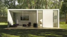 Casas prefabricadas en Montevideo: una alternativa moderna para ahorrar y construir más rápido Las casas prefabricadas en Montevideo se transformaron en una de las soluciones habitacionales más buscadas por quienes desean construir su vivienda propia de manera más eficiente, rápida y organizada. El crecimiento de este tipo de construcción en la capital de Uruguay se relaciona directamente con el aumento del valor de las propiedades tradicionales, la necesidad de optimizar tiempos y la búsqueda de sistemas más modernos y sustentables. Actualmente, muchas personas que ya cuentan con un terreno en Montevideo están optando por viviendas prefabricadas, modulares o industrializadas como una forma inteligente de aprovechar el espacio disponible y reducir complicaciones durante la obra. La construcción prefabricada dejó atrás la antigua idea de viviendas simples o temporales. Hoy existen modelos modernos, resistentes y totalmente personalizables, adaptados tanto para familias pequeñas como para proyectos de mayor tamaño. Montevideo y el crecimiento de las casas prefabricadas Montevideo concentra una gran parte de la demanda inmobiliaria debido a su infraestructura, conectividad, oportunidades laborales y servicios. Sin embargo, también es una ciudad donde construir de forma tradicional puede implicar tiempos largos, costos elevados y múltiples trámites. Por ese motivo, las casas prefabricadas comenzaron a ganar terreno como una alternativa más eficiente. Muchos proyectos actuales en Montevideo utilizan sistemas como: Steel framing Wood framing Hormigón prefabricado Construcción modular Isopanel Estructuras mixtas industrializadas Diversas empresas constructoras destacan que la industrialización permite reducir tiempos de obra, mejorar el control de calidad y optimizar procesos constructivos. Tener un terreno en Montevideo: una gran ventaja Uno de los principales desafíos para muchas personas es acceder a un terreno urbano. Quienes ya cuentan con un terreno en Montevideo tienen una ventaja enorme al momento de comenzar un proyecto de vivienda. Actualmente muchas familias deciden: Construir en el fondo de la casa familiar Aprovechar terrenos heredados Dividir padrones Desarrollar viviendas compactas Crear espacios para alquiler Construir casas de descanso o inversión Las casas prefabricadas resultan especialmente atractivas para este tipo de situaciones porque permiten aprovechar mejor espacios reducidos y adaptar el diseño a distintos tipos de terreno. Además, muchos sistemas constructivos modernos permiten trabajar con menos intervención en el suelo y con tiempos mucho más rápidos que la construcción tradicional. Ahorrar tiempo y reducir complicaciones Uno de los aspectos más valorados de las casas prefabricadas es el ahorro de tiempo. La construcción industrializada permite fabricar gran parte de la vivienda en taller y luego trasladarla al terreno para su montaje final. Esto ayuda a evitar: Demoras climáticas Falta de materiales Retrasos de obra Problemas de coordinación Desperdicios innecesarios Muchas empresas del sector destacan precisamente la rapidez de ejecución como una de las principales ventajas del sistema modular y prefabricado. Para quienes viven en Montevideo y trabajan durante gran parte del día, reducir el tiempo y el estrés asociado a una obra suele convertirse en un factor determinante. Casas prefabricadas y ahorro económico Aunque cada proyecto es diferente, muchas personas eligen las casas prefabricadas porque ayudan a organizar mejor el presupuesto y controlar gastos. La construcción industrializada suele ofrecer: Menor desperdicio de materiales Procesos más eficientes Mejor planificación Menos imprevistos Mayor control de obra Además, algunas empresas trabajan con sistemas de producción estandarizados que permiten optimizar recursos y acelerar entregas. También es importante considerar el ahorro futuro relacionado con: Eficiencia energética Menor mantenimiento Mejor aislamiento térmico Reducción del consumo eléctrico Tipos de casas prefabricadas más utilizadas en Montevideo Actualmente existe una enorme variedad de modelos y sistemas constructivos disponibles. Casas modulares Son viviendas construidas por módulos independientes que luego se ensamblan en el terreno. Casas de steel framing Utilizan estructuras de acero galvanizado liviano y permiten construcciones modernas y eficientes. Casas de wood framing Muy valoradas por su confort térmico y estética cálida. Casas de hormigón prefabricado Destacadas por su resistencia y durabilidad. Casas con Isopanel Utilizan paneles térmicos que ayudan a mejorar la eficiencia energética. Muchos proyectos actuales combinan varios sistemas constructivos para lograr mejores resultados arquitectónicos y mayor confort interior. Diseño moderno y personalización Uno de los grandes cambios del sector es la evolución estética de las viviendas prefabricadas. Actualmente es posible encontrar diseños: Minimalistas Industriales Modernos Sustentables Compactos Familiares Modulares ampliables Las nuevas tendencias priorizan: Grandes ventanales Iluminación natural Ambientes integrados Espacios multifuncionales Conexión con exteriores Las viviendas industrializadas modernas ya no tienen limitaciones importantes de diseño y pueden personalizarse según las necesidades de cada familia. Construcción rápida y eficiente La rapidez constructiva es uno de los factores que más atrae a quienes buscan una vivienda en Montevideo. Muchas empresas del sector trabajan con procesos industriales que permiten reducir considerablemente los tiempos de obra. En algunos casos, la fabricación se realiza paralelamente a los trabajos del terreno, optimizando aún más el tiempo total del proyecto. Esto representa una gran ventaja para: Familias que necesitan mudarse rápido Personas que alquilan Inversores Proyectos turísticos Viviendas secundarias Casas pequeñas y terrenos urbanos Las viviendas compactas tienen una enorme demanda dentro de Montevideo debido al tamaño reducido de muchos terrenos urbanos. Las casas prefabricadas pequeñas permiten: Aprovechar mejor el espacio Reducir mantenimiento Ahorrar energía Optimizar distribución interior Actualmente existen diseños muy funcionales que integran: Cocina y living Dormitorios compactos Espacios multifuncionales Decks exteriores Patios internos La arquitectura moderna prioriza cada vez más el uso inteligente de los metros cuadrados disponibles. Construcción sustentable y eficiencia energética Las nuevas generaciones valoran especialmente las viviendas eficientes y sustentables. Por eso muchas casas prefabricadas incorporan: Aislación térmica avanzada Ventanas eficientes Paneles solares Iluminación LED Sistemas de ventilación modernos La construcción industrializada también ayuda a reducir residuos y mejorar el aprovechamiento de materiales. Esto convierte a las casas prefabricadas en una opción alineada con las tendencias actuales de arquitectura sustentable. Aspectos importantes antes de construir Antes de iniciar un proyecto de vivienda prefabricada en Montevideo conviene analizar distintos aspectos importantes. Normativa municipal Es fundamental revisar permisos y requisitos de construcción. Características del terreno Cada terreno puede requerir diferentes tipos de cimentación. Acceso para transporte Algunos módulos necesitan espacio suficiente para traslado e instalación. Calidad de materiales Conviene verificar sistemas de aislamiento, resistencia y durabilidad. Posibilidad de ampliación futura Muchos compradores priorizan viviendas modulares adaptables. En diferentes experiencias compartidas online, muchas personas destacan la importancia de planificar correctamente desde el inicio para evitar problemas posteriores. Casas prefabricadas como inversión Cada vez más personas utilizan las casas prefabricadas como herramienta de inversión inmobiliaria. Algunas de las opciones más comunes son: Alquiler tradicional Viviendas turísticas Oficinas Monoambientes Espacios para estudiantes Casas de fin de semana Quienes ya poseen un terreno en Montevideo muchas veces encuentran en la construcción modular una forma más rápida de generar rentabilidad. El futuro de las casas prefabricadas en Montevideo Todo indica que la construcción industrializada seguirá creciendo durante los próximos años. La combinación entre: Rapidez Eficiencia Diseño moderno Sustentabilidad Menor tiempo de obra Mejor control de costos convierte a las casas prefabricadas en una de las alternativas más atractivas para quienes desean construir en la capital de Uruguay. Además, la evolución tecnológica continúa mejorando la calidad de los materiales, la eficiencia energética y las posibilidades de diseño.