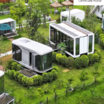 Casas Prefabricadas en Paraguay: una alternativa moderna para construir el hogar ideal Las casas prefabricadas han ganado una gran popularidad en Paraguay gracias a su versatilidad, diseño moderno y capacidad de adaptarse a diferentes estilos de vida. Cada vez más familias consideran este sistema constructivo como una excelente opción para desarrollar un proyecto habitacional cómodo, funcional y pensado para el futuro. Cuando las personas buscan información sobre Precio de Casas Prefabricadas en Paraguay, generalmente desean conocer los diferentes tipos de viviendas disponibles, sus características y las ventajas que ofrecen frente a otros sistemas constructivos. Más allá de cualquier aspecto económico, las viviendas prefabricadas destacan por su capacidad de brindar comodidad, eficiencia y una amplia variedad de diseños. El crecimiento de las casas prefabricadas en Paraguay Durante los últimos años, la construcción prefabricada ha experimentado una evolución significativa. Los avances en materiales, diseño y planificación han permitido desarrollar viviendas modernas capaces de satisfacer las necesidades de familias de distintos tamaños. Las búsquedas relacionadas con Casas economicas Prefabricadas en Paraguay reflejan el creciente interés por alternativas habitacionales que combinen funcionalidad, confort y una estética atractiva. Actualmente es posible encontrar: Viviendas familiares. Casas de campo. Diseños modernos. Modelos minimalistas. Casas modulares. Proyectos personalizados. Esta diversidad permite que cada familia encuentre una opción acorde a sus preferencias y necesidades. Diseños pensados para la vida moderna Uno de los aspectos más valorados de las casas prefabricadas es la posibilidad de acceder a diseños contemporáneos y funcionales. Los proyectos actuales suelen incorporar: Ambientes integrados. Amplios ventanales. Espacios luminosos. Cocinas modernas. Áreas sociales conectadas. Espacios exteriores. Estas características contribuyen a crear hogares cómodos y agradables para vivir durante todo el año. Casas Prefabricadas de madera Paraguay: tradición y calidez Las Casas Prefabricadas de madera Paraguay continúan siendo una de las alternativas más apreciadas por muchas familias. La madera aporta múltiples beneficios: Sensación de calidez. Estética natural. Integración con el entorno. Ambientes acogedores. Diseño atemporal. Además, este tipo de construcción resulta especialmente atractiva para quienes desean una vivienda con un estilo tradicional combinado con detalles modernos. La importancia del confort interior Una vivienda debe ser mucho más que una estructura física. El hogar es el espacio donde las personas descansan, comparten momentos en familia y desarrollan sus proyectos personales. Por este motivo, las casas prefabricadas modernas suelen priorizar: Buena ventilación. Iluminación natural. Distribución eficiente. Ambientes funcionales. Conexión entre espacios interiores y exteriores. Estas características contribuyen directamente al bienestar diario. Casas de madera en Paraguay precios y el atractivo de los materiales naturales Las búsquedas relacionadas con Casas de madera en Paraguay precios suelen estar motivadas por el interés que generan las construcciones realizadas con materiales naturales. La madera continúa siendo una de las opciones más valoradas debido a: Su apariencia estética. Su versatilidad. Su capacidad para generar ambientes confortables. Su integración con paisajes urbanos y rurales. Las viviendas de madera mantienen una gran aceptación en diferentes regiones del país gracias a estas cualidades. Espacios diseñados para compartir Las tendencias actuales en arquitectura buscan favorecer la interacción familiar y el aprovechamiento eficiente de los espacios. Por ello, muchos proyectos incorporan: Living integrado. Comedor conectado con la cocina. Galerías. Terrazas. Jardines. Esta distribución genera ambientes más amplios y funcionales para la vida cotidiana. Casas economicas Prefabricadas en Paraguay y la búsqueda de soluciones habitacionales modernas El interés por las Casas economicas Prefabricadas en Paraguay continúa creciendo debido a la necesidad de encontrar viviendas prácticas y adaptables. Más allá de cualquier consideración relacionada con costos, muchas familias valoran especialmente: La flexibilidad de diseño. La rapidez de ejecución. La posibilidad de personalización. El aprovechamiento del terreno. La comodidad de los espacios. Estas ventajas explican por qué cada vez más personas consideran esta alternativa para construir su hogar. Modelos adaptados a diferentes terrenos Paraguay cuenta con una gran variedad de entornos y características geográficas. Las viviendas prefabricadas pueden adaptarse a: Lotes urbanos. Terrenos suburbanos. Parcelas rurales. Espacios recreativos. Propiedades destinadas al descanso. La capacidad de adaptación es una de las fortalezas más importantes de este sistema constructivo. Casas Prefabricadas en cuotas en Paraguay y el interés por nuevas alternativas Las búsquedas relacionadas con Casas Prefabricadas en cuotas en Paraguay muestran el creciente interés por acceder a viviendas modernas mediante distintas modalidades disponibles en el mercado. Sin embargo, más allá de la forma de acceso, lo que realmente destaca es la posibilidad de obtener una vivienda con: Diseño atractivo. Ambientes funcionales. Distribución eficiente. Espacios personalizados. Proyección de crecimiento futuro. Estos elementos suelen ser determinantes al momento de elegir una vivienda. La luz natural como protagonista Los diseños contemporáneos otorgan gran importancia a la iluminación natural. Por ello, muchas casas incorporan: Ventanales de gran tamaño. Puertas corredizas. Espacios abiertos. Conexión visual con el exterior. La luz natural mejora la sensación de amplitud y contribuye a crear ambientes más agradables y saludables. Casa de madera economicas en Paraguay: funcionalidad y estilo Las búsquedas de Casa de madera economicas en Paraguay reflejan el interés por viviendas que combinen practicidad y estética. La madera permite desarrollar proyectos con una apariencia cálida y acogedora que se adapta perfectamente a distintos estilos arquitectónicos. Además, este tipo de vivienda suele destacar por: Ambientes confortables. Diseño versátil. Integración con jardines y espacios verdes. Sensación de cercanía con la naturaleza. Estas características continúan atrayendo a numerosas familias paraguayas. Espacios exteriores para disfrutar durante todo el año Las áreas exteriores se han convertido en un componente fundamental de las viviendas modernas. Por este motivo, muchos proyectos incluyen: Galerías cubiertas. Patios. Decks. Quinchos. Jardines. Estos espacios permiten disfrutar actividades recreativas, reuniones familiares y momentos de descanso al aire libre. Royal casas prefabricadas Paraguay y el interés por soluciones modernas Las búsquedas relacionadas con Royal casas prefabricadas Paraguay reflejan el interés de quienes desean conocer las alternativas existentes dentro del sector de la construcción prefabricada. Al evaluar cualquier proyecto habitacional, es importante considerar aspectos como: Calidad del diseño. Funcionalidad. Adaptación a las necesidades familiares. Posibilidad de personalización. Comodidad de los espacios. Cada familia posee expectativas diferentes y la vivienda ideal será aquella que logre responder a sus objetivos particulares. Viviendas preparadas para el futuro Las necesidades de una familia evolucionan con el tiempo. Por ello, muchas casas prefabricadas modernas se diseñan pensando en futuras ampliaciones o modificaciones. Esto permite: Agregar nuevos dormitorios. Ampliar áreas sociales. Incorporar espacios de trabajo. Adaptar ambientes para diferentes usos. La flexibilidad es una de las principales ventajas de estos sistemas constructivos. Casa FACIL paraguay y la búsqueda de viviendas prácticas Las consultas relacionadas con Casa FACIL paraguay muestran cómo muchas personas buscan procesos simples y eficientes para acceder a una vivienda. En este contexto, las casas prefabricadas destacan por ofrecer: Organización eficiente del proyecto. Diseños funcionales. Ambientes confortables. Adaptabilidad a diferentes necesidades. La practicidad se ha convertido en uno de los factores más valorados por quienes buscan construir su hogar. Arquitectura moderna y diseño contemporáneo Las viviendas prefabricadas actuales están muy lejos de los modelos básicos del pasado. Hoy es posible encontrar proyectos que incorporan: Fachadas modernas. Líneas minimalistas. Grandes superficies vidriadas. Diseños innovadores. Ambientes abiertos. La arquitectura contemporánea ha transformado completamente la percepción que muchas personas tenían sobre este tipo de construcción. Integración con la naturaleza Cada vez más familias buscan viviendas que permitan disfrutar del entorno natural. Las casas prefabricadas facilitan esta conexión mediante: Ventanales panorámicos. Terrazas. Galerías. Jardines. Espacios recreativos exteriores. Esta integración genera una experiencia de vida más agradable y cercana a la naturaleza. Un hogar pensado para cada familia Las necesidades de cada hogar son únicas. Por esta razón, la posibilidad de personalizar los proyectos es una de las mayores fortalezas de las viviendas prefabricadas.