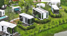 Casas Prefabricadas en Paraguay: una alternativa moderna para construir el hogar ideal Las casas prefabricadas han ganado una gran popularidad en Paraguay gracias a su versatilidad, diseño moderno y capacidad de adaptarse a diferentes estilos de vida. Cada vez más familias consideran este sistema constructivo como una excelente opción para desarrollar un proyecto habitacional cómodo, funcional y pensado para el futuro. Cuando las personas buscan información sobre Precio de Casas Prefabricadas en Paraguay, generalmente desean conocer los diferentes tipos de viviendas disponibles, sus características y las ventajas que ofrecen frente a otros sistemas constructivos. Más allá de cualquier aspecto económico, las viviendas prefabricadas destacan por su capacidad de brindar comodidad, eficiencia y una amplia variedad de diseños. El crecimiento de las casas prefabricadas en Paraguay Durante los últimos años, la construcción prefabricada ha experimentado una evolución significativa. Los avances en materiales, diseño y planificación han permitido desarrollar viviendas modernas capaces de satisfacer las necesidades de familias de distintos tamaños. Las búsquedas relacionadas con Casas economicas Prefabricadas en Paraguay reflejan el creciente interés por alternativas habitacionales que combinen funcionalidad, confort y una estética atractiva. Actualmente es posible encontrar: Viviendas familiares. Casas de campo. Diseños modernos. Modelos minimalistas. Casas modulares. Proyectos personalizados. Esta diversidad permite que cada familia encuentre una opción acorde a sus preferencias y necesidades. Diseños pensados para la vida moderna Uno de los aspectos más valorados de las casas prefabricadas es la posibilidad de acceder a diseños contemporáneos y funcionales. Los proyectos actuales suelen incorporar: Ambientes integrados. Amplios ventanales. Espacios luminosos. Cocinas modernas. Áreas sociales conectadas. Espacios exteriores. Estas características contribuyen a crear hogares cómodos y agradables para vivir durante todo el año. Casas Prefabricadas de madera Paraguay: tradición y calidez Las Casas Prefabricadas de madera Paraguay continúan siendo una de las alternativas más apreciadas por muchas familias. La madera aporta múltiples beneficios: Sensación de calidez. Estética natural. Integración con el entorno. Ambientes acogedores. Diseño atemporal. Además, este tipo de construcción resulta especialmente atractiva para quienes desean una vivienda con un estilo tradicional combinado con detalles modernos. La importancia del confort interior Una vivienda debe ser mucho más que una estructura física. El hogar es el espacio donde las personas descansan, comparten momentos en familia y desarrollan sus proyectos personales. Por este motivo, las casas prefabricadas modernas suelen priorizar: Buena ventilación. Iluminación natural. Distribución eficiente. Ambientes funcionales. Conexión entre espacios interiores y exteriores. Estas características contribuyen directamente al bienestar diario. Casas de madera en Paraguay precios y el atractivo de los materiales naturales Las búsquedas relacionadas con Casas de madera en Paraguay precios suelen estar motivadas por el interés que generan las construcciones realizadas con materiales naturales. La madera continúa siendo una de las opciones más valoradas debido a: Su apariencia estética. Su versatilidad. Su capacidad para generar ambientes confortables. Su integración con paisajes urbanos y rurales. Las viviendas de madera mantienen una gran aceptación en diferentes regiones del país gracias a estas cualidades. Espacios diseñados para compartir Las tendencias actuales en arquitectura buscan favorecer la interacción familiar y el aprovechamiento eficiente de los espacios. Por ello, muchos proyectos incorporan: Living integrado. Comedor conectado con la cocina. Galerías. Terrazas. Jardines. Esta distribución genera ambientes más amplios y funcionales para la vida cotidiana. Casas economicas Prefabricadas en Paraguay y la búsqueda de soluciones habitacionales modernas El interés por las Casas economicas Prefabricadas en Paraguay continúa creciendo debido a la necesidad de encontrar viviendas prácticas y adaptables. Más allá de cualquier consideración relacionada con costos, muchas familias valoran especialmente: La flexibilidad de diseño. La rapidez de ejecución. La posibilidad de personalización. El aprovechamiento del terreno. La comodidad de los espacios. Estas ventajas explican por qué cada vez más personas consideran esta alternativa para construir su hogar. Modelos adaptados a diferentes terrenos Paraguay cuenta con una gran variedad de entornos y características geográficas. Las viviendas prefabricadas pueden adaptarse a: Lotes urbanos. Terrenos suburbanos. Parcelas rurales. Espacios recreativos. Propiedades destinadas al descanso. La capacidad de adaptación es una de las fortalezas más importantes de este sistema constructivo. Casas Prefabricadas en cuotas en Paraguay y el interés por nuevas alternativas Las búsquedas relacionadas con Casas Prefabricadas en cuotas en Paraguay muestran el creciente interés por acceder a viviendas modernas mediante distintas modalidades disponibles en el mercado. Sin embargo, más allá de la forma de acceso, lo que realmente destaca es la posibilidad de obtener una vivienda con: Diseño atractivo. Ambientes funcionales. Distribución eficiente. Espacios personalizados. Proyección de crecimiento futuro. Estos elementos suelen ser determinantes al momento de elegir una vivienda. La luz natural como protagonista Los diseños contemporáneos otorgan gran importancia a la iluminación natural. Por ello, muchas casas incorporan: Ventanales de gran tamaño. Puertas corredizas. Espacios abiertos. Conexión visual con el exterior. La luz natural mejora la sensación de amplitud y contribuye a crear ambientes más agradables y saludables. Casa de madera economicas en Paraguay: funcionalidad y estilo Las búsquedas de Casa de madera economicas en Paraguay reflejan el interés por viviendas que combinen practicidad y estética. La madera permite desarrollar proyectos con una apariencia cálida y acogedora que se adapta perfectamente a distintos estilos arquitectónicos. Además, este tipo de vivienda suele destacar por: Ambientes confortables. Diseño versátil. Integración con jardines y espacios verdes. Sensación de cercanía con la naturaleza. Estas características continúan atrayendo a numerosas familias paraguayas. Espacios exteriores para disfrutar durante todo el año Las áreas exteriores se han convertido en un componente fundamental de las viviendas modernas. Por este motivo, muchos proyectos incluyen: Galerías cubiertas. Patios. Decks. Quinchos. Jardines. Estos espacios permiten disfrutar actividades recreativas, reuniones familiares y momentos de descanso al aire libre. Royal casas prefabricadas Paraguay y el interés por soluciones modernas Las búsquedas relacionadas con Royal casas prefabricadas Paraguay reflejan el interés de quienes desean conocer las alternativas existentes dentro del sector de la construcción prefabricada. Al evaluar cualquier proyecto habitacional, es importante considerar aspectos como: Calidad del diseño. Funcionalidad. Adaptación a las necesidades familiares. Posibilidad de personalización. Comodidad de los espacios. Cada familia posee expectativas diferentes y la vivienda ideal será aquella que logre responder a sus objetivos particulares. Viviendas preparadas para el futuro Las necesidades de una familia evolucionan con el tiempo. Por ello, muchas casas prefabricadas modernas se diseñan pensando en futuras ampliaciones o modificaciones. Esto permite: Agregar nuevos dormitorios. Ampliar áreas sociales. Incorporar espacios de trabajo. Adaptar ambientes para diferentes usos. La flexibilidad es una de las principales ventajas de estos sistemas constructivos. Casa FACIL paraguay y la búsqueda de viviendas prácticas Las consultas relacionadas con Casa FACIL paraguay muestran cómo muchas personas buscan procesos simples y eficientes para acceder a una vivienda. En este contexto, las casas prefabricadas destacan por ofrecer: Organización eficiente del proyecto. Diseños funcionales. Ambientes confortables. Adaptabilidad a diferentes necesidades. La practicidad se ha convertido en uno de los factores más valorados por quienes buscan construir su hogar. Arquitectura moderna y diseño contemporáneo Las viviendas prefabricadas actuales están muy lejos de los modelos básicos del pasado. Hoy es posible encontrar proyectos que incorporan: Fachadas modernas. Líneas minimalistas. Grandes superficies vidriadas. Diseños innovadores. Ambientes abiertos. La arquitectura contemporánea ha transformado completamente la percepción que muchas personas tenían sobre este tipo de construcción. Integración con la naturaleza Cada vez más familias buscan viviendas que permitan disfrutar del entorno natural. Las casas prefabricadas facilitan esta conexión mediante: Ventanales panorámicos. Terrazas. Galerías. Jardines. Espacios recreativos exteriores. Esta integración genera una experiencia de vida más agradable y cercana a la naturaleza. Un hogar pensado para cada familia Las necesidades de cada hogar son únicas. Por esta razón, la posibilidad de personalizar los proyectos es una de las mayores fortalezas de las viviendas prefabricadas.