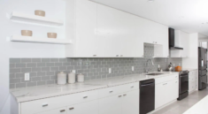 Cocinas para Casas Prefabricadas de Madera: Diseño, Eficiencia y Funcionalidad para tu Hogar Las casas prefabricadas de madera han ganado popularidad por su rapidez de construcción, eficiencia energética y estética natural. Dentro de cualquier vivienda, la cocina ocupa un lugar central, ya que es uno de los espacios más utilizados del hogar. Por eso, elegir una cocina adecuada para una casa prefabricada de madera es fundamental para aprovechar al máximo cada metro cuadrado y garantizar comodidad durante muchos años. La importancia del diseño en las cocinas para casas prefabricadas de madera El diseño de una cocina debe adaptarse a las características de la vivienda y a las necesidades de quienes la utilizan. En una casa prefabricada de madera, la distribución inteligente permite optimizar los espacios y mantener una armonía visual con el resto de la construcción. Las cocinas modernas suelen incorporar líneas simples, colores claros y mobiliario funcional. Los diseños en forma de L, U o con isla central son algunas de las opciones más elegidas, dependiendo de las dimensiones disponibles. Además, la combinación de madera, acero inoxidable, piedra y superficies de alta resistencia permite crear ambientes cálidos y contemporáneos que complementan perfectamente la estética natural de las casas prefabricadas. Eficiencia y aprovechamiento del espacio Uno de los principales desafíos en cualquier cocina es lograr que cada elemento tenga una función específica. La eficiencia en una cocina no depende únicamente de los electrodomésticos, sino también de la distribución del mobiliario y las áreas de trabajo. Algunas recomendaciones para mejorar la eficiencia incluyen: Incorporar muebles con almacenamiento vertical. Utilizar cajones organizadores y sistemas extraíbles. Instalar iluminación LED de bajo consumo. Elegir electrodomésticos eficientes energéticamente. Diseñar un flujo cómodo entre fregadero, cocina y refrigerador. Estas soluciones ayudan a reducir tiempos de trabajo y mejoran la experiencia diaria dentro del hogar. Materiales recomendados para cocinas en casas de madera La elección de materiales es uno de los factores más importantes para garantizar durabilidad y fácil mantenimiento. Madera tratada La madera sigue siendo una de las opciones favoritas por su estética y versatilidad. Cuando recibe tratamientos adecuados contra humedad e insectos, puede ofrecer una larga vida útil. Melamina de alta calidad Es una alternativa económica y resistente. Actualmente existe una gran variedad de colores, texturas y acabados que imitan materiales naturales. Granito y cuarzo Las encimeras de granito o cuarzo destacan por su resistencia al calor, golpes y manchas. Son ideales para cocinas de uso intensivo. Acero inoxidable Muy utilizado en fregaderos, campanas extractoras y detalles decorativos. Ofrece una apariencia moderna y facilita la limpieza. Vidrio templado Puede emplearse en puertas, estanterías o revestimientos decorativos, aportando luminosidad y sensación de amplitud. Instalación de cocinas en casas prefabricadas de madera La instalación de una cocina debe planificarse desde las primeras etapas del proyecto de construcción. Esto permite coordinar correctamente las conexiones eléctricas, sanitarias y de gas. Algunos aspectos clave durante la instalación son: Verificar la ubicación de tomas eléctricas. Planificar las salidas de agua y desagüe. Instalar sistemas de ventilación adecuados. Considerar el peso de muebles y encimeras. Utilizar fijaciones específicas para estructuras de madera. Una correcta instalación evita modificaciones posteriores y contribuye al buen funcionamiento de todos los elementos de la cocina. Tendencias actuales en cocinas para casas prefabricadas Las tendencias actuales combinan funcionalidad, diseño y sostenibilidad. Entre las más destacadas se encuentran: Cocinas abiertas integradas al comedor y sala de estar. Muebles sin tiradores para un aspecto minimalista. Colores neutros y tonos naturales. Iluminación indirecta y eficiente. Electrodomésticos integrados. Soluciones inteligentes para almacenamiento. Estas tendencias permiten crear espacios modernos que se adaptan a diferentes estilos de vida y tamaños de vivienda. Ventajas de una cocina bien planificada Una cocina diseñada específicamente para una casa prefabricada de madera ofrece múltiples beneficios: Mejor aprovechamiento del espacio disponible. Mayor comodidad en las tareas diarias. Incremento del valor de la vivienda. Menor consumo energético. Fácil mantenimiento. Integración estética con la arquitectura de la casa.