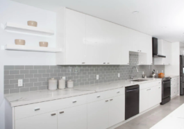 Cocinas para Casas Prefabricadas de Madera: Diseño, Eficiencia y Funcionalidad para tu Hogar Las casas prefabricadas de madera han ganado popularidad por su rapidez de construcción, eficiencia energética y estética natural. Dentro de cualquier vivienda, la cocina ocupa un lugar central, ya que es uno de los espacios más utilizados del hogar. Por eso, elegir una cocina adecuada para una casa prefabricada de madera es fundamental para aprovechar al máximo cada metro cuadrado y garantizar comodidad durante muchos años. La importancia del diseño en las cocinas para casas prefabricadas de madera El diseño de una cocina debe adaptarse a las características de la vivienda y a las necesidades de quienes la utilizan. En una casa prefabricada de madera, la distribución inteligente permite optimizar los espacios y mantener una armonía visual con el resto de la construcción. Las cocinas modernas suelen incorporar líneas simples, colores claros y mobiliario funcional. Los diseños en forma de L, U o con isla central son algunas de las opciones más elegidas, dependiendo de las dimensiones disponibles. Además, la combinación de madera, acero inoxidable, piedra y superficies de alta resistencia permite crear ambientes cálidos y contemporáneos que complementan perfectamente la estética natural de las casas prefabricadas. Eficiencia y aprovechamiento del espacio Uno de los principales desafíos en cualquier cocina es lograr que cada elemento tenga una función específica. La eficiencia en una cocina no depende únicamente de los electrodomésticos, sino también de la distribución del mobiliario y las áreas de trabajo. Algunas recomendaciones para mejorar la eficiencia incluyen: Incorporar muebles con almacenamiento vertical. Utilizar cajones organizadores y sistemas extraíbles. Instalar iluminación LED de bajo consumo. Elegir electrodomésticos eficientes energéticamente. Diseñar un flujo cómodo entre fregadero, cocina y refrigerador. Estas soluciones ayudan a reducir tiempos de trabajo y mejoran la experiencia diaria dentro del hogar. Materiales recomendados para cocinas en casas de madera La elección de materiales es uno de los factores más importantes para garantizar durabilidad y fácil mantenimiento. Madera tratada La madera sigue siendo una de las opciones favoritas por su estética y versatilidad. Cuando recibe tratamientos adecuados contra humedad e insectos, puede ofrecer una larga vida útil. Melamina de alta calidad Es una alternativa económica y resistente. Actualmente existe una gran variedad de colores, texturas y acabados que imitan materiales naturales. Granito y cuarzo Las encimeras de granito o cuarzo destacan por su resistencia al calor, golpes y manchas. Son ideales para cocinas de uso intensivo. Acero inoxidable Muy utilizado en fregaderos, campanas extractoras y detalles decorativos. Ofrece una apariencia moderna y facilita la limpieza. Vidrio templado Puede emplearse en puertas, estanterías o revestimientos decorativos, aportando luminosidad y sensación de amplitud. Instalación de cocinas en casas prefabricadas de madera La instalación de una cocina debe planificarse desde las primeras etapas del proyecto de construcción. Esto permite coordinar correctamente las conexiones eléctricas, sanitarias y de gas. Algunos aspectos clave durante la instalación son: Verificar la ubicación de tomas eléctricas. Planificar las salidas de agua y desagüe. Instalar sistemas de ventilación adecuados. Considerar el peso de muebles y encimeras. Utilizar fijaciones específicas para estructuras de madera. Una correcta instalación evita modificaciones posteriores y contribuye al buen funcionamiento de todos los elementos de la cocina. Tendencias actuales en cocinas para casas prefabricadas Las tendencias actuales combinan funcionalidad, diseño y sostenibilidad. Entre las más destacadas se encuentran: Cocinas abiertas integradas al comedor y sala de estar. Muebles sin tiradores para un aspecto minimalista. Colores neutros y tonos naturales. Iluminación indirecta y eficiente. Electrodomésticos integrados. Soluciones inteligentes para almacenamiento. Estas tendencias permiten crear espacios modernos que se adaptan a diferentes estilos de vida y tamaños de vivienda. Ventajas de una cocina bien planificada Una cocina diseñada específicamente para una casa prefabricada de madera ofrece múltiples beneficios: Mejor aprovechamiento del espacio disponible. Mayor comodidad en las tareas diarias. Incremento del valor de la vivienda. Menor consumo energético. Fácil mantenimiento. Integración estética con la arquitectura de la casa.