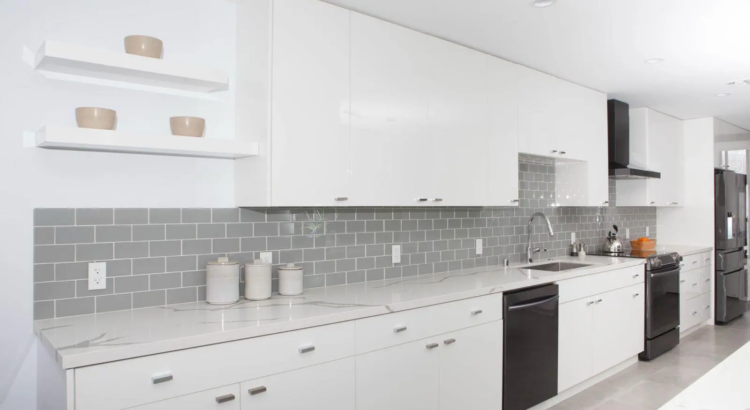 Cocinas para Casas Prefabricadas de Madera: Diseño, Eficiencia y Funcionalidad para tu Hogar Las casas prefabricadas de madera han ganado popularidad por su rapidez de construcción, eficiencia energética y estética natural. Dentro de cualquier vivienda, la cocina ocupa un lugar central, ya que es uno de los espacios más utilizados del hogar. Por eso, elegir una cocina adecuada para una casa prefabricada de madera es fundamental para aprovechar al máximo cada metro cuadrado y garantizar comodidad durante muchos años. La importancia del diseño en las cocinas para casas prefabricadas de madera El diseño de una cocina debe adaptarse a las características de la vivienda y a las necesidades de quienes la utilizan. En una casa prefabricada de madera, la distribución inteligente permite optimizar los espacios y mantener una armonía visual con el resto de la construcción. Las cocinas modernas suelen incorporar líneas simples, colores claros y mobiliario funcional. Los diseños en forma de L, U o con isla central son algunas de las opciones más elegidas, dependiendo de las dimensiones disponibles. Además, la combinación de madera, acero inoxidable, piedra y superficies de alta resistencia permite crear ambientes cálidos y contemporáneos que complementan perfectamente la estética natural de las casas prefabricadas. Eficiencia y aprovechamiento del espacio Uno de los principales desafíos en cualquier cocina es lograr que cada elemento tenga una función específica. La eficiencia en una cocina no depende únicamente de los electrodomésticos, sino también de la distribución del mobiliario y las áreas de trabajo. Algunas recomendaciones para mejorar la eficiencia incluyen: Incorporar muebles con almacenamiento vertical. Utilizar cajones organizadores y sistemas extraíbles. Instalar iluminación LED de bajo consumo. Elegir electrodomésticos eficientes energéticamente. Diseñar un flujo cómodo entre fregadero, cocina y refrigerador. Estas soluciones ayudan a reducir tiempos de trabajo y mejoran la experiencia diaria dentro del hogar. Materiales recomendados para cocinas en casas de madera La elección de materiales es uno de los factores más importantes para garantizar durabilidad y fácil mantenimiento. Madera tratada La madera sigue siendo una de las opciones favoritas por su estética y versatilidad. Cuando recibe tratamientos adecuados contra humedad e insectos, puede ofrecer una larga vida útil. Melamina de alta calidad Es una alternativa económica y resistente. Actualmente existe una gran variedad de colores, texturas y acabados que imitan materiales naturales. Granito y cuarzo Las encimeras de granito o cuarzo destacan por su resistencia al calor, golpes y manchas. Son ideales para cocinas de uso intensivo. Acero inoxidable Muy utilizado en fregaderos, campanas extractoras y detalles decorativos. Ofrece una apariencia moderna y facilita la limpieza. Vidrio templado Puede emplearse en puertas, estanterías o revestimientos decorativos, aportando luminosidad y sensación de amplitud. Instalación de cocinas en casas prefabricadas de madera La instalación de una cocina debe planificarse desde las primeras etapas del proyecto de construcción. Esto permite coordinar correctamente las conexiones eléctricas, sanitarias y de gas. Algunos aspectos clave durante la instalación son: Verificar la ubicación de tomas eléctricas. Planificar las salidas de agua y desagüe. Instalar sistemas de ventilación adecuados. Considerar el peso de muebles y encimeras. Utilizar fijaciones específicas para estructuras de madera. Una correcta instalación evita modificaciones posteriores y contribuye al buen funcionamiento de todos los elementos de la cocina. Tendencias actuales en cocinas para casas prefabricadas Las tendencias actuales combinan funcionalidad, diseño y sostenibilidad. Entre las más destacadas se encuentran: Cocinas abiertas integradas al comedor y sala de estar. Muebles sin tiradores para un aspecto minimalista. Colores neutros y tonos naturales. Iluminación indirecta y eficiente. Electrodomésticos integrados. Soluciones inteligentes para almacenamiento. Estas tendencias permiten crear espacios modernos que se adaptan a diferentes estilos de vida y tamaños de vivienda. Ventajas de una cocina bien planificada Una cocina diseñada específicamente para una casa prefabricada de madera ofrece múltiples beneficios: Mejor aprovechamiento del espacio disponible. Mayor comodidad en las tareas diarias. Incremento del valor de la vivienda. Menor consumo energético. Fácil mantenimiento. Integración estética con la arquitectura de la casa.