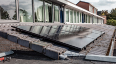 Diferencia entre una Casa Prefabricada de Hormigón, Madera y Contenedor: Ventajas y Desventajas ¿Qué es una casa prefabricada? Una casa prefabricada es una vivienda que se fabrica total o parcialmente en una planta industrial y luego se transporta hasta el terreno donde será instalada. Actualmente existen distintos tipos de casas prefabricadas, siendo las más populares las de hormigón, las de madera y las construidas a partir de contenedores marítimos reciclados. Cada sistema tiene características, ventajas y desventajas que conviene conocer antes de tomar una decisión. Casas prefabricadas de hormigón Las casas prefabricadas de hormigón utilizan paneles o módulos fabricados con concreto reforzado que posteriormente se ensamblan en el terreno. Ventajas de las casas de hormigón Gran durabilidad El hormigón es uno de los materiales de construcción más resistentes disponibles. Una vivienda bien construida puede durar muchas décadas con un mantenimiento mínimo. Alta resistencia climática Soporta muy bien la lluvia, el viento, la humedad y las variaciones de temperatura. Menor mantenimiento No requiere tratamientos periódicos como algunos materiales naturales. Buen aislamiento acústico Las paredes de hormigón ayudan a reducir los ruidos provenientes del exterior. Mayor resistencia al fuego El hormigón no es combustible y ofrece una excelente protección frente a incendios. Desventajas de las casas de hormigón Mayor peso Requieren una base sólida y una preparación adecuada del terreno. Menos flexibilidad Realizar modificaciones posteriores suele ser más complejo que en otros sistemas constructivos. Transporte más costoso Los módulos de hormigón son pesados y pueden aumentar los costos logísticos. Casas prefabricadas de madera Las viviendas de madera son una de las opciones más tradicionales dentro del mercado de casas prefabricadas. Ventajas de las casas de madera Aspecto cálido y natural Muchas personas valoran la estética acogedora que ofrece la madera. Construcción rápida Los tiempos de fabricación e instalación suelen ser reducidos. Excelente aislamiento térmico La madera ayuda a mantener temperaturas agradables tanto en invierno como en verano. Menor peso Esto puede simplificar el transporte y la instalación. Material renovable Cuando proviene de bosques gestionados de forma responsable, puede ser una alternativa más sostenible. Desventajas de las casas de madera Requieren mantenimiento Es necesario proteger la madera frente a la humedad, insectos y hongos. Menor resistencia al fuego Aunque existen tratamientos especiales, la madera sigue siendo un material combustible. Sensibilidad a ciertos factores ambientales Sin mantenimiento adecuado puede deteriorarse con el paso del tiempo. Casas hechas con contenedores marítimos Estas viviendas aprovechan contenedores de carga reutilizados como estructura principal de la construcción. Ventajas de las casas contenedor Rapidez de construcción La estructura básica ya existe, lo que reduce algunos tiempos de obra. Diseño moderno Muchas personas se sienten atraídas por su aspecto industrial y contemporáneo. Posibilidad de ampliación Es posible unir varios contenedores para crear espacios más grandes. Reutilización de materiales Permiten dar una segunda vida a estructuras que originalmente fueron utilizadas para transporte. Transporte relativamente sencillo Los contenedores están diseñados para ser trasladados de un lugar a otro. Desventajas de las casas contenedor Problemas de temperatura El metal transmite fácilmente el calor y el frío, por lo que requiere un buen aislamiento. Espacios limitados Las dimensiones del contenedor condicionan la distribución interior. Posible corrosión Si no recibe mantenimiento adecuado, el metal puede oxidarse con el tiempo. Modificaciones estructurales Abrir ventanas, puertas o ampliar espacios requiere trabajos especializados. Comparación rápida Durabilidad Hormigón: Muy alta. Madera: Alta con mantenimiento. Contenedor: Alta si se protege correctamente. Mantenimiento Hormigón: Bajo. Madera: Medio o alto. Contenedor: Medio. Aislamiento térmico Hormigón: Bueno. Madera: Muy bueno. Contenedor: Depende del aislamiento instalado. Resistencia al fuego Hormigón: Muy alta. Madera: Media. Contenedor: Alta en la estructura metálica, aunque los revestimientos internos pueden variar. Velocidad de construcción Hormigón: Rápida. Madera: Muy rápida. Contenedor: Muy rápida. Diseño Hormigón: Moderno y versátil. Madera: Tradicional y acogedor. Contenedor: Industrial y contemporáneo. ¿Cuál es la mejor opción? La mejor elección dependerá del presupuesto, el clima de la zona, el terreno y las necesidades de cada familia. Las casas prefabricadas de hormigón suelen ser elegidas por quienes buscan máxima durabilidad y bajo mantenimiento. Las casas de madera atraen a quienes valoran la estética natural y el confort térmico. Por su parte, las viviendas construidas con contenedores destacan por su diseño moderno y su rapidez de instalación. Antes de tomar una decisión, es recomendable comparar materiales, costos, tiempos de construcción y requerimientos de mantenimiento para elegir la alternativa que mejor se adapte al proyecto y al estilo de vida de cada propietario.