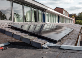 Diferencia entre una Casa Prefabricada de Hormigón, Madera y Contenedor: Ventajas y Desventajas ¿Qué es una casa prefabricada? Una casa prefabricada es una vivienda que se fabrica total o parcialmente en una planta industrial y luego se transporta hasta el terreno donde será instalada. Actualmente existen distintos tipos de casas prefabricadas, siendo las más populares las de hormigón, las de madera y las construidas a partir de contenedores marítimos reciclados. Cada sistema tiene características, ventajas y desventajas que conviene conocer antes de tomar una decisión. Casas prefabricadas de hormigón Las casas prefabricadas de hormigón utilizan paneles o módulos fabricados con concreto reforzado que posteriormente se ensamblan en el terreno. Ventajas de las casas de hormigón Gran durabilidad El hormigón es uno de los materiales de construcción más resistentes disponibles. Una vivienda bien construida puede durar muchas décadas con un mantenimiento mínimo. Alta resistencia climática Soporta muy bien la lluvia, el viento, la humedad y las variaciones de temperatura. Menor mantenimiento No requiere tratamientos periódicos como algunos materiales naturales. Buen aislamiento acústico Las paredes de hormigón ayudan a reducir los ruidos provenientes del exterior. Mayor resistencia al fuego El hormigón no es combustible y ofrece una excelente protección frente a incendios. Desventajas de las casas de hormigón Mayor peso Requieren una base sólida y una preparación adecuada del terreno. Menos flexibilidad Realizar modificaciones posteriores suele ser más complejo que en otros sistemas constructivos. Transporte más costoso Los módulos de hormigón son pesados y pueden aumentar los costos logísticos. Casas prefabricadas de madera Las viviendas de madera son una de las opciones más tradicionales dentro del mercado de casas prefabricadas. Ventajas de las casas de madera Aspecto cálido y natural Muchas personas valoran la estética acogedora que ofrece la madera. Construcción rápida Los tiempos de fabricación e instalación suelen ser reducidos. Excelente aislamiento térmico La madera ayuda a mantener temperaturas agradables tanto en invierno como en verano. Menor peso Esto puede simplificar el transporte y la instalación. Material renovable Cuando proviene de bosques gestionados de forma responsable, puede ser una alternativa más sostenible. Desventajas de las casas de madera Requieren mantenimiento Es necesario proteger la madera frente a la humedad, insectos y hongos. Menor resistencia al fuego Aunque existen tratamientos especiales, la madera sigue siendo un material combustible. Sensibilidad a ciertos factores ambientales Sin mantenimiento adecuado puede deteriorarse con el paso del tiempo. Casas hechas con contenedores marítimos Estas viviendas aprovechan contenedores de carga reutilizados como estructura principal de la construcción. Ventajas de las casas contenedor Rapidez de construcción La estructura básica ya existe, lo que reduce algunos tiempos de obra. Diseño moderno Muchas personas se sienten atraídas por su aspecto industrial y contemporáneo. Posibilidad de ampliación Es posible unir varios contenedores para crear espacios más grandes. Reutilización de materiales Permiten dar una segunda vida a estructuras que originalmente fueron utilizadas para transporte. Transporte relativamente sencillo Los contenedores están diseñados para ser trasladados de un lugar a otro. Desventajas de las casas contenedor Problemas de temperatura El metal transmite fácilmente el calor y el frío, por lo que requiere un buen aislamiento. Espacios limitados Las dimensiones del contenedor condicionan la distribución interior. Posible corrosión Si no recibe mantenimiento adecuado, el metal puede oxidarse con el tiempo. Modificaciones estructurales Abrir ventanas, puertas o ampliar espacios requiere trabajos especializados. Comparación rápida Durabilidad Hormigón: Muy alta. Madera: Alta con mantenimiento. Contenedor: Alta si se protege correctamente. Mantenimiento Hormigón: Bajo. Madera: Medio o alto. Contenedor: Medio. Aislamiento térmico Hormigón: Bueno. Madera: Muy bueno. Contenedor: Depende del aislamiento instalado. Resistencia al fuego Hormigón: Muy alta. Madera: Media. Contenedor: Alta en la estructura metálica, aunque los revestimientos internos pueden variar. Velocidad de construcción Hormigón: Rápida. Madera: Muy rápida. Contenedor: Muy rápida. Diseño Hormigón: Moderno y versátil. Madera: Tradicional y acogedor. Contenedor: Industrial y contemporáneo. ¿Cuál es la mejor opción? La mejor elección dependerá del presupuesto, el clima de la zona, el terreno y las necesidades de cada familia. Las casas prefabricadas de hormigón suelen ser elegidas por quienes buscan máxima durabilidad y bajo mantenimiento. Las casas de madera atraen a quienes valoran la estética natural y el confort térmico. Por su parte, las viviendas construidas con contenedores destacan por su diseño moderno y su rapidez de instalación. Antes de tomar una decisión, es recomendable comparar materiales, costos, tiempos de construcción y requerimientos de mantenimiento para elegir la alternativa que mejor se adapte al proyecto y al estilo de vida de cada propietario.