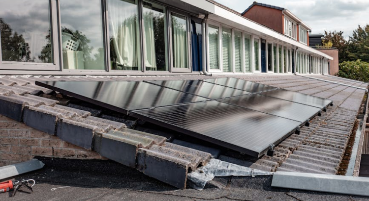Diferencia entre una Casa Prefabricada de Hormigón, Madera y Contenedor: Ventajas y Desventajas ¿Qué es una casa prefabricada? Una casa prefabricada es una vivienda que se fabrica total o parcialmente en una planta industrial y luego se transporta hasta el terreno donde será instalada. Actualmente existen distintos tipos de casas prefabricadas, siendo las más populares las de hormigón, las de madera y las construidas a partir de contenedores marítimos reciclados. Cada sistema tiene características, ventajas y desventajas que conviene conocer antes de tomar una decisión. Casas prefabricadas de hormigón Las casas prefabricadas de hormigón utilizan paneles o módulos fabricados con concreto reforzado que posteriormente se ensamblan en el terreno. Ventajas de las casas de hormigón Gran durabilidad El hormigón es uno de los materiales de construcción más resistentes disponibles. Una vivienda bien construida puede durar muchas décadas con un mantenimiento mínimo. Alta resistencia climática Soporta muy bien la lluvia, el viento, la humedad y las variaciones de temperatura. Menor mantenimiento No requiere tratamientos periódicos como algunos materiales naturales. Buen aislamiento acústico Las paredes de hormigón ayudan a reducir los ruidos provenientes del exterior. Mayor resistencia al fuego El hormigón no es combustible y ofrece una excelente protección frente a incendios. Desventajas de las casas de hormigón Mayor peso Requieren una base sólida y una preparación adecuada del terreno. Menos flexibilidad Realizar modificaciones posteriores suele ser más complejo que en otros sistemas constructivos. Transporte más costoso Los módulos de hormigón son pesados y pueden aumentar los costos logísticos. Casas prefabricadas de madera Las viviendas de madera son una de las opciones más tradicionales dentro del mercado de casas prefabricadas. Ventajas de las casas de madera Aspecto cálido y natural Muchas personas valoran la estética acogedora que ofrece la madera. Construcción rápida Los tiempos de fabricación e instalación suelen ser reducidos. Excelente aislamiento térmico La madera ayuda a mantener temperaturas agradables tanto en invierno como en verano. Menor peso Esto puede simplificar el transporte y la instalación. Material renovable Cuando proviene de bosques gestionados de forma responsable, puede ser una alternativa más sostenible. Desventajas de las casas de madera Requieren mantenimiento Es necesario proteger la madera frente a la humedad, insectos y hongos. Menor resistencia al fuego Aunque existen tratamientos especiales, la madera sigue siendo un material combustible. Sensibilidad a ciertos factores ambientales Sin mantenimiento adecuado puede deteriorarse con el paso del tiempo. Casas hechas con contenedores marítimos Estas viviendas aprovechan contenedores de carga reutilizados como estructura principal de la construcción. Ventajas de las casas contenedor Rapidez de construcción La estructura básica ya existe, lo que reduce algunos tiempos de obra. Diseño moderno Muchas personas se sienten atraídas por su aspecto industrial y contemporáneo. Posibilidad de ampliación Es posible unir varios contenedores para crear espacios más grandes. Reutilización de materiales Permiten dar una segunda vida a estructuras que originalmente fueron utilizadas para transporte. Transporte relativamente sencillo Los contenedores están diseñados para ser trasladados de un lugar a otro. Desventajas de las casas contenedor Problemas de temperatura El metal transmite fácilmente el calor y el frío, por lo que requiere un buen aislamiento. Espacios limitados Las dimensiones del contenedor condicionan la distribución interior. Posible corrosión Si no recibe mantenimiento adecuado, el metal puede oxidarse con el tiempo. Modificaciones estructurales Abrir ventanas, puertas o ampliar espacios requiere trabajos especializados. Comparación rápida Durabilidad Hormigón: Muy alta. Madera: Alta con mantenimiento. Contenedor: Alta si se protege correctamente. Mantenimiento Hormigón: Bajo. Madera: Medio o alto. Contenedor: Medio. Aislamiento térmico Hormigón: Bueno. Madera: Muy bueno. Contenedor: Depende del aislamiento instalado. Resistencia al fuego Hormigón: Muy alta. Madera: Media. Contenedor: Alta en la estructura metálica, aunque los revestimientos internos pueden variar. Velocidad de construcción Hormigón: Rápida. Madera: Muy rápida. Contenedor: Muy rápida. Diseño Hormigón: Moderno y versátil. Madera: Tradicional y acogedor. Contenedor: Industrial y contemporáneo. ¿Cuál es la mejor opción? La mejor elección dependerá del presupuesto, el clima de la zona, el terreno y las necesidades de cada familia. Las casas prefabricadas de hormigón suelen ser elegidas por quienes buscan máxima durabilidad y bajo mantenimiento. Las casas de madera atraen a quienes valoran la estética natural y el confort térmico. Por su parte, las viviendas construidas con contenedores destacan por su diseño moderno y su rapidez de instalación. Antes de tomar una decisión, es recomendable comparar materiales, costos, tiempos de construcción y requerimientos de mantenimiento para elegir la alternativa que mejor se adapte al proyecto y al estilo de vida de cada propietario.