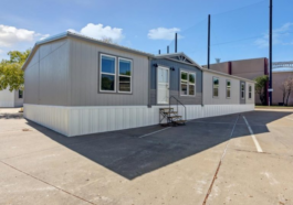 Casas Prefabricadas Modernas España: ingeniería, eficiencia energética y nuevas tecnologías constructivas La evolución de la construcción industrializada ha transformado profundamente el mercado residencial español. Lo que hace apenas unas décadas se asociaba a soluciones temporales o viviendas de bajo coste, hoy se ha convertido en un sector altamente tecnificado donde intervienen procesos de fabricación automatizados, modelado BIM, cálculo estructural avanzado, simulaciones energéticas y materiales de última generación. Las casas prefabricadas modernas en España representan actualmente una de las áreas con mayor innovación dentro del sector de la construcción. Gracias a la fabricación en entornos controlados, es posible alcanzar niveles de precisión difíciles de lograr mediante sistemas tradicionales ejecutados completamente en obra. La industrialización permite reducir errores, optimizar recursos y mejorar significativamente los tiempos de ejecución, aspectos especialmente valorados en un contexto donde la eficiencia y la sostenibilidad ocupan un papel central. El nuevo paradigma de la construcción industrializada Las viviendas prefabricadas modernas ya no se limitan a módulos simples ensamblados sobre una parcela. Actualmente intervienen procesos complejos de ingeniería estructural y fabricación digital. Antes de iniciar la producción, los equipos técnicos desarrollan modelos tridimensionales detallados que integran: Estructura portante. Instalaciones eléctricas. Redes hidráulicas. Sistemas de climatización. Aislamiento térmico. Elementos de ventilación. Envolvente arquitectónica. Esta metodología reduce incidencias durante la construcción y permite optimizar cada componente de la vivienda. Casas prefabricadas España precio: factores que determinan el coste real Una de las consultas más habituales es Casas prefabricadas España precio. Sin embargo, desde un punto de vista técnico, el coste final depende de numerosas variables: Sistema estructural utilizado. Calidad de los materiales. Nivel de aislamiento térmico. Complejidad arquitectónica. Eficiencia energética requerida. Tipo de cimentación. Condiciones geotécnicas del terreno. Equipamiento tecnológico incorporado. Por esta razón, dos viviendas con superficies similares pueden presentar diferencias significativas en inversión y prestaciones. Casas prefabricadas en España precios y modelos Al analizar Casas prefabricadas en España precios y modelos, es posible identificar varias categorías constructivas. Entre las más utilizadas destacan: Sistemas modulares volumétricos Los módulos llegan prácticamente terminados desde fábrica. Permiten: Montajes rápidos. Menor exposición climática. Elevado control de calidad. Alta repetibilidad de procesos. Sistemas panelizados La vivienda se construye mediante paneles estructurales previamente fabricados. Ofrecen: Mayor flexibilidad arquitectónica. Optimización logística. Adaptación a diseños personalizados. Construcción híbrida industrializada Combina elementos prefabricados con procesos ejecutados en obra. Resulta especialmente útil para proyectos complejos o terrenos con características específicas. Casas prefabricadas modernas precios y rendimiento energético Cuando se investigan Casas prefabricadas modernas precios, es importante considerar no solamente el coste inicial sino también el rendimiento operativo a largo plazo. Las viviendas más avanzadas incorporan: Fachadas ventiladas. Rotura de puente térmico. Carpinterías de altas prestaciones. Vidrios bajo emisivos. Recuperadores de calor. Aerotermia. Domótica. Sistemas fotovoltaicos. Estas tecnologías permiten reducir considerablemente el consumo energético durante décadas. La importancia de la envolvente térmica Uno de los aspectos más sofisticados de la arquitectura moderna es el diseño de la envolvente del edificio. Su función consiste en minimizar las pérdidas energéticas y optimizar el confort interior. Las soluciones más avanzadas utilizan: Paneles multicapa. Aislamiento de alta densidad. Barreras de vapor. Membranas impermeables transpirables. Sistemas de estanqueidad controlada. La correcta ejecución de estos elementos influye directamente en la certificación energética de la vivienda. Casas prefabricadas hormigón precios y modelos Las Casas prefabricadas hormigón precios y modelos ocupan una posición destacada dentro del mercado español. El hormigón prefabricado permite fabricar componentes estructurales bajo condiciones industriales controladas, obteniendo elevados niveles de resistencia y uniformidad. Entre sus ventajas técnicas destacan: Alta capacidad portante. Excelente comportamiento frente al fuego. Durabilidad prolongada. Reducción de mantenimiento. Estabilidad dimensional. Aislamiento acústico mejorado. Además, los nuevos diseños arquitectónicos han eliminado la antigua percepción de rigidez estética asociada al hormigón. Casas prefabricadas de hormigón en liquidación: oportunidades y consideraciones técnicas La búsqueda de Casas prefabricadas de hormigón en liquidación suele responder a oportunidades derivadas de cambios de catálogo, excedentes productivos o proyectos cancelados. No obstante, desde una perspectiva técnica conviene verificar: Certificaciones estructurales. Cumplimiento normativo. Adaptabilidad al terreno. Condiciones de transporte. Compatibilidad con cimentaciones previstas. Garantías constructivas. Un análisis profesional previo puede evitar costes adicionales durante la instalación. Tecnología estructural de última generación Las viviendas industrializadas modernas emplean herramientas avanzadas de cálculo estructural. Los ingenieros utilizan software especializado para simular: Cargas permanentes. Sobrecargas de uso. Acción del viento. Actividad sísmica. Deformaciones. Fatiga de materiales. Esto permite optimizar cada componente estructural manteniendo elevados márgenes de seguridad. Redes inteligentes y automatización residencial Las nuevas viviendas prefabricadas incorporan cada vez más sistemas tecnológicos. Entre las soluciones habituales destacan: Control inteligente de iluminación. Gestión energética automatizada. Sensores ambientales. Monitorización remota. Control de climatización. Sistemas de seguridad conectados. La integración de estas tecnologías transforma la vivienda en una plataforma residencial inteligente capaz de optimizar recursos y mejorar el confort. Construcción sostenible y reducción de residuos Uno de los principales beneficios de la industrialización es la reducción del desperdicio de materiales. La fabricación en planta permite: Optimizar cortes. Reutilizar sobrantes. Reducir emisiones. Mejorar la trazabilidad de materiales. Minimizar errores de ejecución. Este enfoque se alinea con las nuevas exigencias europeas en materia de sostenibilidad y eficiencia energética. El futuro de las casas prefabricadas modernas en España El crecimiento del sector refleja una transformación profunda de la industria de la construcción. Las viviendas industrializadas ya no son una alternativa secundaria, sino una solución tecnológica avanzada capaz de combinar diseño arquitectónico, eficiencia energética, precisión estructural y sostenibilidad. Las búsquedas relacionadas con Casas prefabricadas España precio, Casas prefabricadas en España precios y modelos, Casas prefabricadas España baratas, Casas prefabricadas de hormigón en liquidación, Casas prefabricadas modernas precios y Casas prefabricadas hormigón precios y modelos continúan aumentando debido a que cada vez más compradores comprenden las ventajas de una construcción basada en procesos industriales de alta precisión. En los próximos años, la incorporación de nuevas tecnologías de fabricación, automatización y materiales avanzados continuará impulsando la evolución de las viviendas prefabricadas modernas como una de las soluciones residenciales más innovadoras del mercado español.