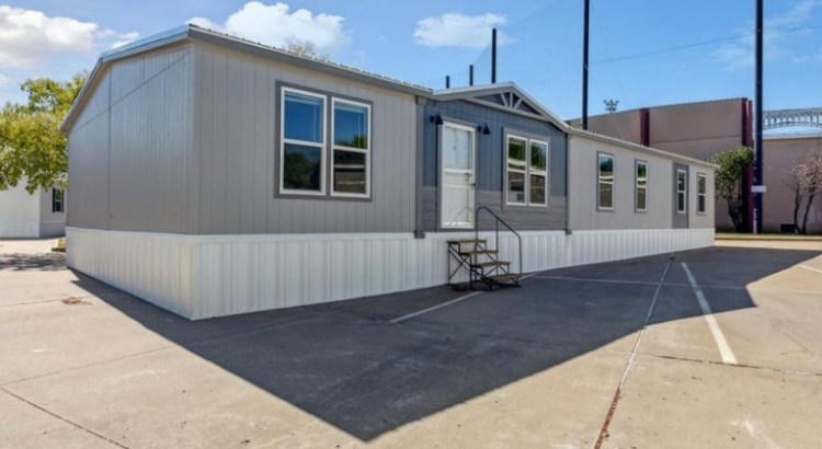 Casas Prefabricadas Modernas España: ingeniería, eficiencia energética y nuevas tecnologías constructivas La evolución de la construcción industrializada ha transformado profundamente el mercado residencial español. Lo que hace apenas unas décadas se asociaba a soluciones temporales o viviendas de bajo coste, hoy se ha convertido en un sector altamente tecnificado donde intervienen procesos de fabricación automatizados, modelado BIM, cálculo estructural avanzado, simulaciones energéticas y materiales de última generación. Las casas prefabricadas modernas en España representan actualmente una de las áreas con mayor innovación dentro del sector de la construcción. Gracias a la fabricación en entornos controlados, es posible alcanzar niveles de precisión difíciles de lograr mediante sistemas tradicionales ejecutados completamente en obra. La industrialización permite reducir errores, optimizar recursos y mejorar significativamente los tiempos de ejecución, aspectos especialmente valorados en un contexto donde la eficiencia y la sostenibilidad ocupan un papel central. El nuevo paradigma de la construcción industrializada Las viviendas prefabricadas modernas ya no se limitan a módulos simples ensamblados sobre una parcela. Actualmente intervienen procesos complejos de ingeniería estructural y fabricación digital. Antes de iniciar la producción, los equipos técnicos desarrollan modelos tridimensionales detallados que integran: Estructura portante. Instalaciones eléctricas. Redes hidráulicas. Sistemas de climatización. Aislamiento térmico. Elementos de ventilación. Envolvente arquitectónica. Esta metodología reduce incidencias durante la construcción y permite optimizar cada componente de la vivienda. Casas prefabricadas España precio: factores que determinan el coste real Una de las consultas más habituales es Casas prefabricadas España precio. Sin embargo, desde un punto de vista técnico, el coste final depende de numerosas variables: Sistema estructural utilizado. Calidad de los materiales. Nivel de aislamiento térmico. Complejidad arquitectónica. Eficiencia energética requerida. Tipo de cimentación. Condiciones geotécnicas del terreno. Equipamiento tecnológico incorporado. Por esta razón, dos viviendas con superficies similares pueden presentar diferencias significativas en inversión y prestaciones. Casas prefabricadas en España precios y modelos Al analizar Casas prefabricadas en España precios y modelos, es posible identificar varias categorías constructivas. Entre las más utilizadas destacan: Sistemas modulares volumétricos Los módulos llegan prácticamente terminados desde fábrica. Permiten: Montajes rápidos. Menor exposición climática. Elevado control de calidad. Alta repetibilidad de procesos. Sistemas panelizados La vivienda se construye mediante paneles estructurales previamente fabricados. Ofrecen: Mayor flexibilidad arquitectónica. Optimización logística. Adaptación a diseños personalizados. Construcción híbrida industrializada Combina elementos prefabricados con procesos ejecutados en obra. Resulta especialmente útil para proyectos complejos o terrenos con características específicas. Casas prefabricadas modernas precios y rendimiento energético Cuando se investigan Casas prefabricadas modernas precios, es importante considerar no solamente el coste inicial sino también el rendimiento operativo a largo plazo. Las viviendas más avanzadas incorporan: Fachadas ventiladas. Rotura de puente térmico. Carpinterías de altas prestaciones. Vidrios bajo emisivos. Recuperadores de calor. Aerotermia. Domótica. Sistemas fotovoltaicos. Estas tecnologías permiten reducir considerablemente el consumo energético durante décadas. La importancia de la envolvente térmica Uno de los aspectos más sofisticados de la arquitectura moderna es el diseño de la envolvente del edificio. Su función consiste en minimizar las pérdidas energéticas y optimizar el confort interior. Las soluciones más avanzadas utilizan: Paneles multicapa. Aislamiento de alta densidad. Barreras de vapor. Membranas impermeables transpirables. Sistemas de estanqueidad controlada. La correcta ejecución de estos elementos influye directamente en la certificación energética de la vivienda. Casas prefabricadas hormigón precios y modelos Las Casas prefabricadas hormigón precios y modelos ocupan una posición destacada dentro del mercado español. El hormigón prefabricado permite fabricar componentes estructurales bajo condiciones industriales controladas, obteniendo elevados niveles de resistencia y uniformidad. Entre sus ventajas técnicas destacan: Alta capacidad portante. Excelente comportamiento frente al fuego. Durabilidad prolongada. Reducción de mantenimiento. Estabilidad dimensional. Aislamiento acústico mejorado. Además, los nuevos diseños arquitectónicos han eliminado la antigua percepción de rigidez estética asociada al hormigón. Casas prefabricadas de hormigón en liquidación: oportunidades y consideraciones técnicas La búsqueda de Casas prefabricadas de hormigón en liquidación suele responder a oportunidades derivadas de cambios de catálogo, excedentes productivos o proyectos cancelados. No obstante, desde una perspectiva técnica conviene verificar: Certificaciones estructurales. Cumplimiento normativo. Adaptabilidad al terreno. Condiciones de transporte. Compatibilidad con cimentaciones previstas. Garantías constructivas. Un análisis profesional previo puede evitar costes adicionales durante la instalación. Tecnología estructural de última generación Las viviendas industrializadas modernas emplean herramientas avanzadas de cálculo estructural. Los ingenieros utilizan software especializado para simular: Cargas permanentes. Sobrecargas de uso. Acción del viento. Actividad sísmica. Deformaciones. Fatiga de materiales. Esto permite optimizar cada componente estructural manteniendo elevados márgenes de seguridad. Redes inteligentes y automatización residencial Las nuevas viviendas prefabricadas incorporan cada vez más sistemas tecnológicos. Entre las soluciones habituales destacan: Control inteligente de iluminación. Gestión energética automatizada. Sensores ambientales. Monitorización remota. Control de climatización. Sistemas de seguridad conectados. La integración de estas tecnologías transforma la vivienda en una plataforma residencial inteligente capaz de optimizar recursos y mejorar el confort. Construcción sostenible y reducción de residuos Uno de los principales beneficios de la industrialización es la reducción del desperdicio de materiales. La fabricación en planta permite: Optimizar cortes. Reutilizar sobrantes. Reducir emisiones. Mejorar la trazabilidad de materiales. Minimizar errores de ejecución. Este enfoque se alinea con las nuevas exigencias europeas en materia de sostenibilidad y eficiencia energética. El futuro de las casas prefabricadas modernas en España El crecimiento del sector refleja una transformación profunda de la industria de la construcción. Las viviendas industrializadas ya no son una alternativa secundaria, sino una solución tecnológica avanzada capaz de combinar diseño arquitectónico, eficiencia energética, precisión estructural y sostenibilidad. Las búsquedas relacionadas con Casas prefabricadas España precio, Casas prefabricadas en España precios y modelos, Casas prefabricadas España baratas, Casas prefabricadas de hormigón en liquidación, Casas prefabricadas modernas precios y Casas prefabricadas hormigón precios y modelos continúan aumentando debido a que cada vez más compradores comprenden las ventajas de una construcción basada en procesos industriales de alta precisión. En los próximos años, la incorporación de nuevas tecnologías de fabricación, automatización y materiales avanzados continuará impulsando la evolución de las viviendas prefabricadas modernas como una de las soluciones residenciales más innovadoras del mercado español.