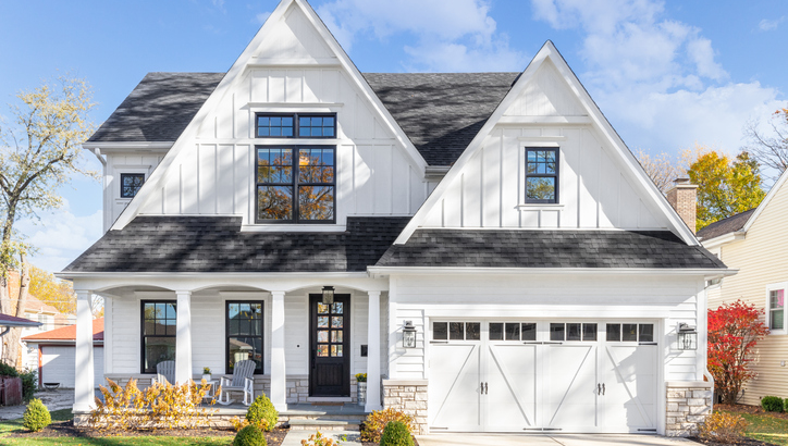Casas Prefabricadas en Soriano: espacio, tranquilidad y una mejor calidad de vida en el corazón productivo del Uruguay No todas las personas sueñan con vivir rodeadas de edificios, tránsito y ruido. Para muchos uruguayos, la verdadera calidad de vida está en otro lugar: calles tranquilas, vecinos que se conocen, espacios verdes, aire limpio y tiempo para disfrutar de la familia. Soriano representa exactamente eso. Ubicado en el litoral del país y atravesado por algunos de los paisajes más fértiles del Uruguay, este departamento ofrece una combinación difícil de encontrar: servicios, conectividad, naturaleza y tranquilidad. Por eso cada vez más familias consideran construir casas prefabricadas en Soriano para establecerse definitivamente o disfrutar de una segunda residencia lejos del ritmo acelerado de las grandes ciudades. Vivir donde todavía se puede disfrutar del tiempo En muchos lugares del mundo la tranquilidad se ha convertido en un lujo. En Soriano sigue formando parte de la vida cotidiana. Aquí todavía es posible caminar por la rambla al atardecer, disfrutar de un mate junto al río o contemplar extensos paisajes rurales sin recorrer cientos de kilómetros. La capital departamental, Mercedes, es considerada una de las ciudades con mejor calidad de vida del interior uruguayo. Su rambla sobre el Río Negro, sus espacios públicos y su actividad cultural la convierten en uno de los lugares más atractivos para vivir fuera de Montevideo. Pero Soriano es mucho más que su capital. Localidades donde cada vez más personas deciden construir El crecimiento de las viviendas prefabricadas se observa en diversas localidades del departamento. Entre las más conocidas se encuentran: Mercedes Dolores Cardona Palmitas Rodó José Enrique Rodó Villa Soriano Palmar Egaña Risso Perseverano Agraciada Sacachispas Santa Catalina Castillo Palo Solo Cada una posee características propias, pero comparten algo fundamental: una forma de vida más relajada y cercana a la naturaleza. La felicidad de tener espacio Uno de los aspectos que más valoran quienes se mudan al interior es recuperar espacio. Espacio para construir. Espacio para un jardín. Espacio para una huerta. Espacio para que los niños jueguen. Espacio para disfrutar. Las casas prefabricadas permiten aprovechar terrenos amplios y desarrollar proyectos personalizados sin los largos tiempos de espera asociados a la construcción tradicional. Muchos propietarios eligen terrenos en las afueras de Mercedes o Dolores, mientras otros buscan localidades más pequeñas donde la tranquilidad es aún mayor. Casas prefabricadas para vivir mejor La decisión de construir una vivienda suele estar asociada a cuestiones económicas, pero en Soriano existe un componente emocional muy importante. Las personas buscan: Menos estrés. Más contacto con la naturaleza. Mayor seguridad. Un entorno más familiar. Menor contaminación sonora. Ritmos de vida más saludables. Por eso las viviendas prefabricadas han encontrado un lugar cada vez más importante dentro del mercado inmobiliario local. El encanto de los ríos y paisajes del litoral Soriano posee una riqueza natural extraordinaria. El Río Negro, el Río Uruguay y numerosos cursos de agua forman parte de la identidad del departamento. En lugares como Villa Soriano o Agraciada, la cercanía con el agua genera paisajes únicos que atraen tanto a residentes permanentes como a quienes buscan una casa para descansar durante fines de semana y vacaciones. Despertar cerca del río, escuchar los sonidos de la naturaleza y disfrutar de cielos abiertos son experiencias que forman parte de la vida cotidiana de muchas familias de la región. Una oportunidad para emprender Las casas prefabricadas también representan una oportunidad para quienes desean desarrollar actividades turísticas o inmobiliarias. Cada vez existen más proyectos relacionados con: Casas de campo. Cabañas. Alquileres temporarios. Turismo rural. Alojamientos para visitantes. La ubicación estratégica de Soriano y su creciente atractivo turístico generan oportunidades interesantes para quienes desean invertir. Una casa que cambia la forma de vivir A veces las personas buscan una vivienda nueva cuando en realidad están buscando algo más profundo. Buscan tranquilidad. Buscan tiempo. Buscan calidad de vida. Buscan un lugar donde disfrutar de los pequeños momentos que muchas veces pasan desapercibidos en las grandes ciudades. Soriano ofrece precisamente eso. Ya sea en Mercedes, Dolores, Cardona, Palmitas, Rodó, Villa Soriano, Agraciada, Egaña, Risso o Santa Catalina, construir una casa prefabricada puede ser el primer paso hacia una vida más simple, más conectada con la naturaleza y más enfocada en aquello que realmente importa. Porque al final, una vivienda no es solamente una construcción. Es el lugar donde se construyen los recuerdos, los proyectos y los momentos que acompañarán a una familia durante toda la vida.